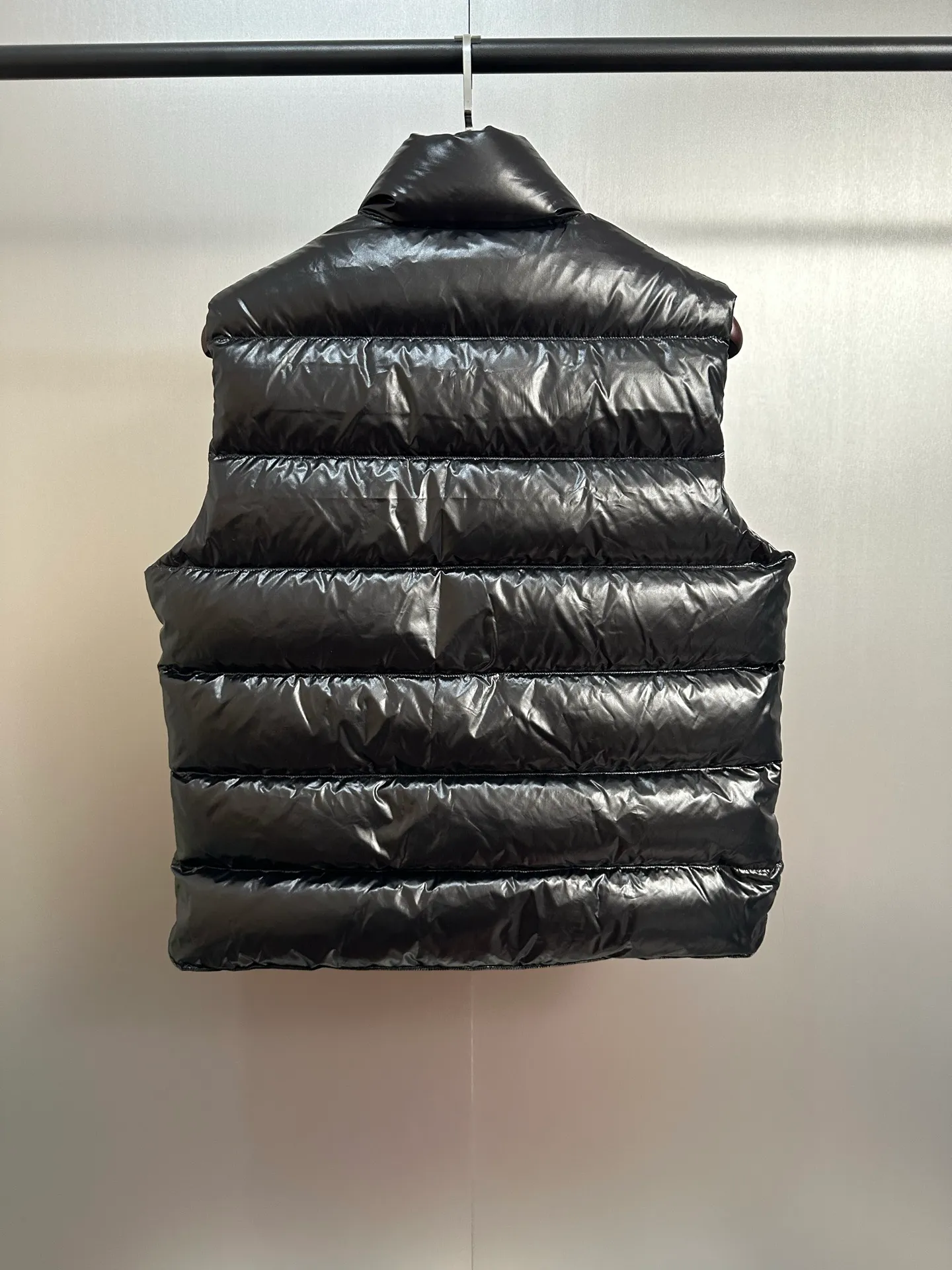 P680 💰Moncler/moncler/muzzle/down jacket/thick vest/classic Tibb down vest 2021 new national standard 95 plain white duck down has passed the inspection (reprint and change to 90). Very little feather bone. Silk. Cut it to pieces. Customized nylon calendered fabric (nylon). High-tech precision wiring. Every line is straight. Original No. 10 front chest chain. Original hardware buttons with logo, dual-chip sensor: washable mark/cashmere label, contains 400 double-layer coated gallbladder anti-velvet sleeves, pure cashmere original customization, top-quality embroidery, real cashmere, cashmere label closest to the genuine product (rejecting fake cashmere/anti-cashmere at first glance) Color: black Size: 1-5 yards (80-180 pounds)