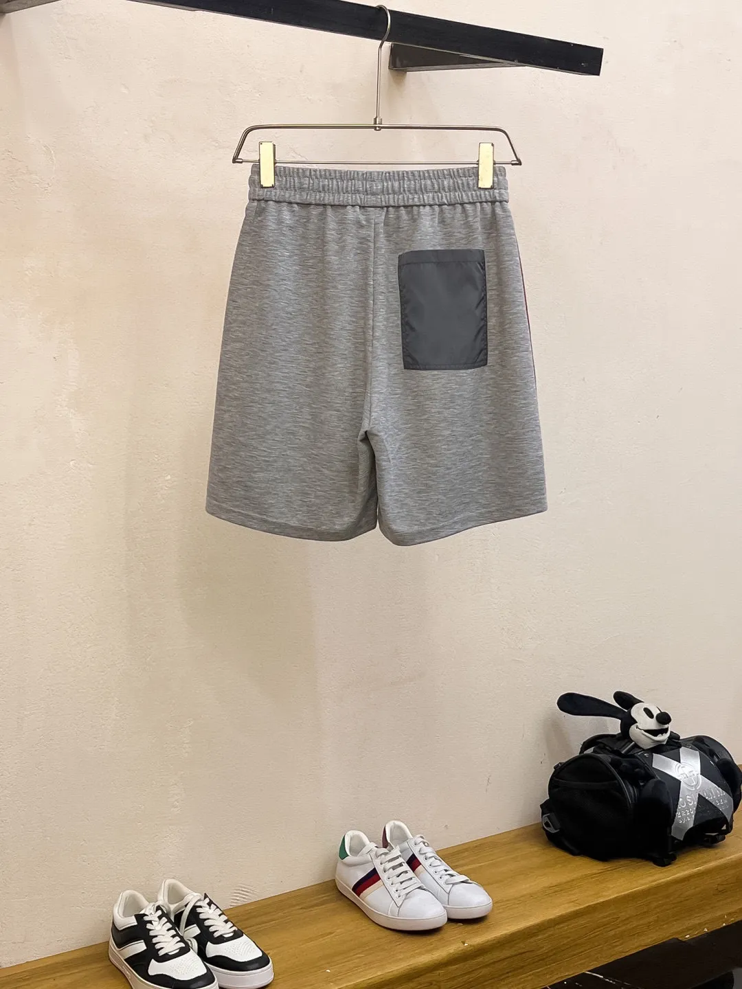 P560 Brand [MONCLER Mouth Covered] 2025 round neck short-sleeved shorts suit. The pure cotton fabric upper body will not be stuffy. The smooth and comfortable skin-friendly effect is more breathable. The fabric has its own texture. Classic logo technology. A new interpretation from a unique angle. Fashionable and versatile! Size: M-3XL (maximum wear: 190 pounds)