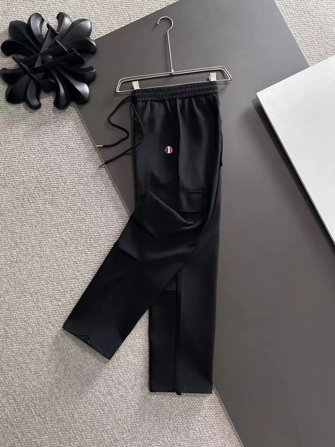 Next day shipment P360 MONCLER/Mongoose Exclusive first release of 25ss autumn and winter new high-quality trousers Compare real-life details at will A perfect choice for autumn and winter, a must-have item. Sizes: M to 3XL (please state your height and weight when placing an order)