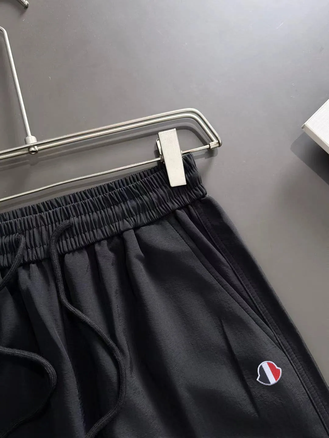 Next day shipment P360 MONCLER/Mongoose Exclusive first release of 25ss autumn and winter new high-quality trousers Compare real-life details at will A perfect choice for autumn and winter, a must-have item. Sizes: M to 3XL (please state your height and weight when placing an order)
