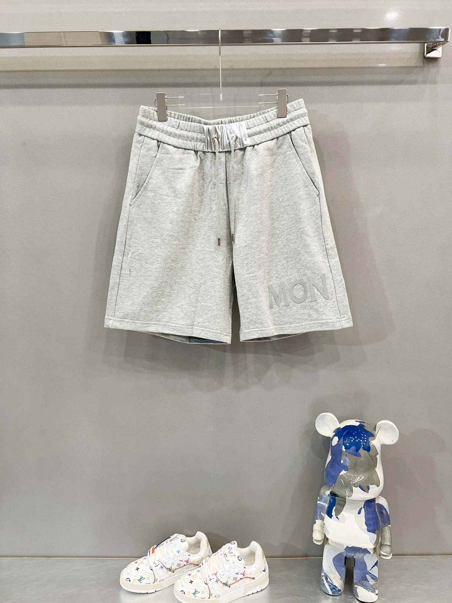 P190 MONCLER/muzzle pure cotton terry tripe fabric shorts, silicone letter LOGO, nylon pocket design process logo, official synchronization, high version, high quality, fashionable personality, versatile trend, pure original quality, original fabric, tag, collar label, washed wheat, complete three standards, color: black, gray. Size: S-XL