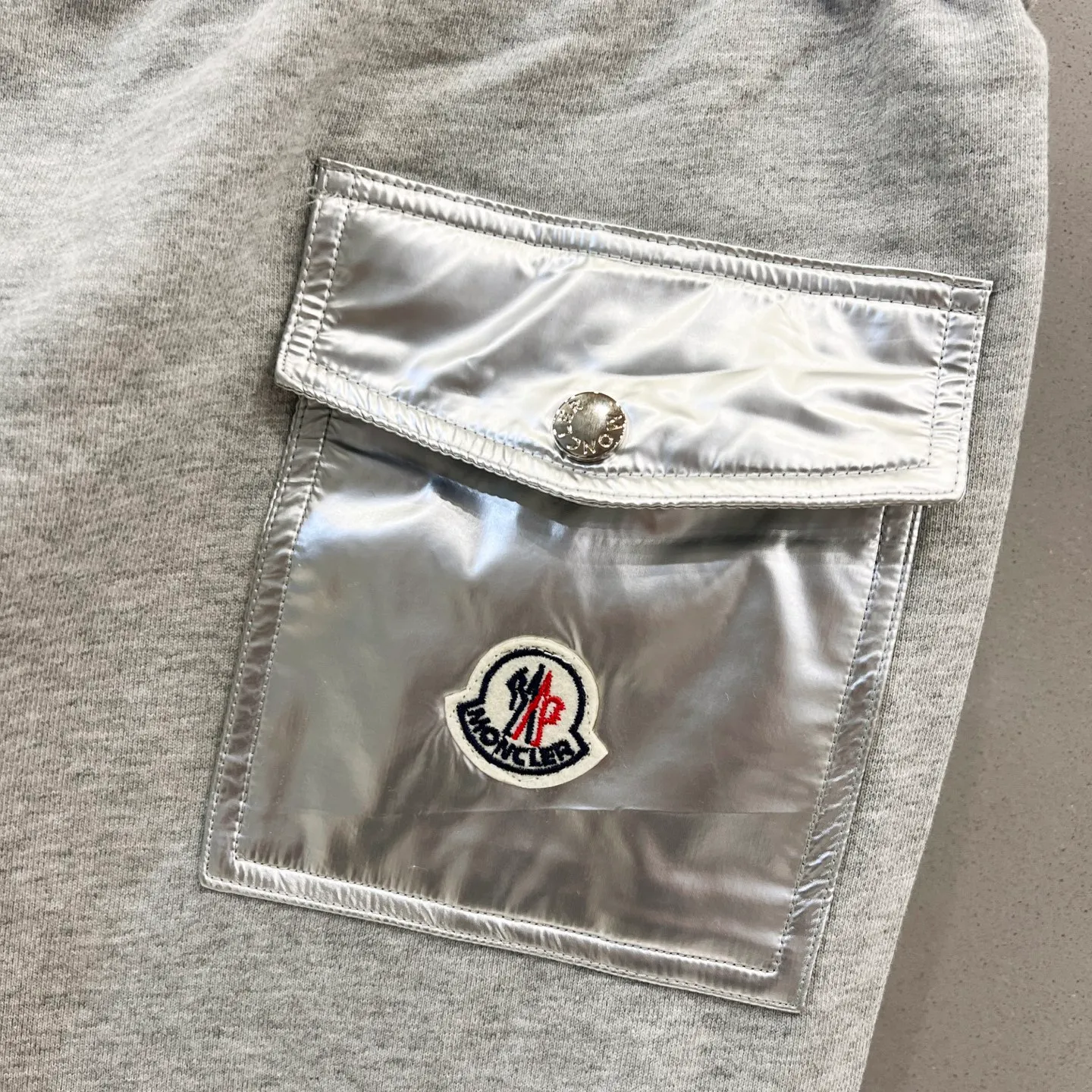 P190 MONCLER/muzzle pure cotton terry tripe fabric shorts, silicone letter LOGO, nylon pocket design process logo, official synchronization, high version, high quality, fashionable personality, versatile trend, pure original quality, original fabric, tag, collar label, washed wheat, complete three standards, color: black, gray. Size: S-XL