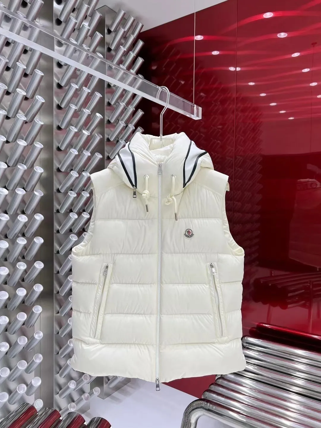 P640 🇫🇷𝐌𝐎𝐍𝐂𝐋𝐄𝐑/Mouth Hooded Down Vest New🆕Down Jacket Original customized hardware accessories are all imported and original customized. Welcome to compare. Absolutely high quality. Made of top 90 white duck down. Super soft, full and fluffy. Super heavy workmanship. Fabric workmanship and perfect 👍 version. Note⚠The fabric is super comfortable. Exclusive model. Not marketed. Same style for men and women. Sizes 1-5