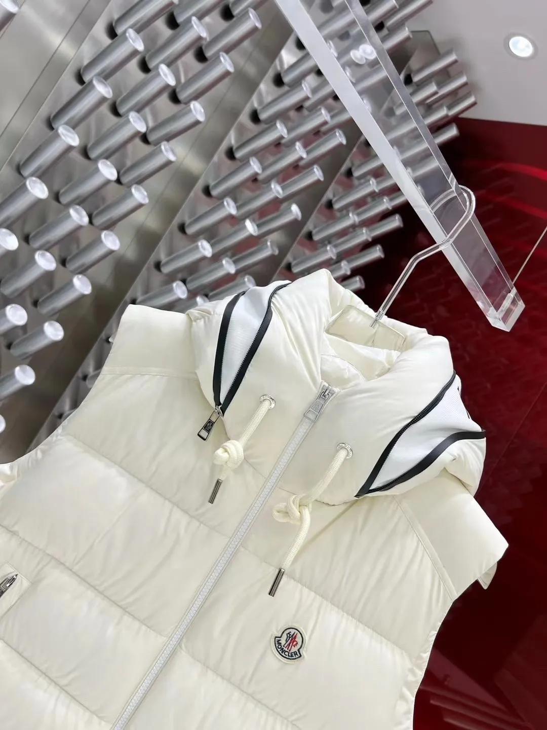 P640 🇫🇷𝐌𝐎𝐍𝐂𝐋𝐄𝐑/Mouth Hooded Down Vest New🆕Down Jacket Original customized hardware accessories are all imported and original customized. Welcome to compare. Absolutely high quality. Made of top 90 white duck down. Super soft, full and fluffy. Super heavy workmanship. Fabric workmanship and perfect 👍 version. Note⚠The fabric is super comfortable. Exclusive model. Not marketed. Same style for men and women. Sizes 1-5