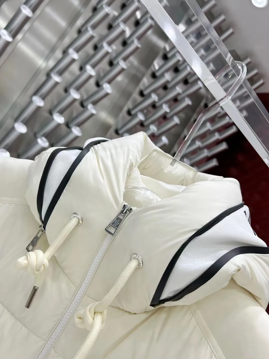 P640 🇫🇷𝐌𝐎𝐍𝐂𝐋𝐄𝐑/Mouth Hooded Down Vest New🆕Down Jacket Original customized hardware accessories are all imported and original customized. Welcome to compare. Absolutely high quality. Made of top 90 white duck down. Super soft, full and fluffy. Super heavy workmanship. Fabric workmanship and perfect 👍 version. Note⚠The fabric is super comfortable. Exclusive model. Not marketed. Same style for men and women. Sizes 1-5