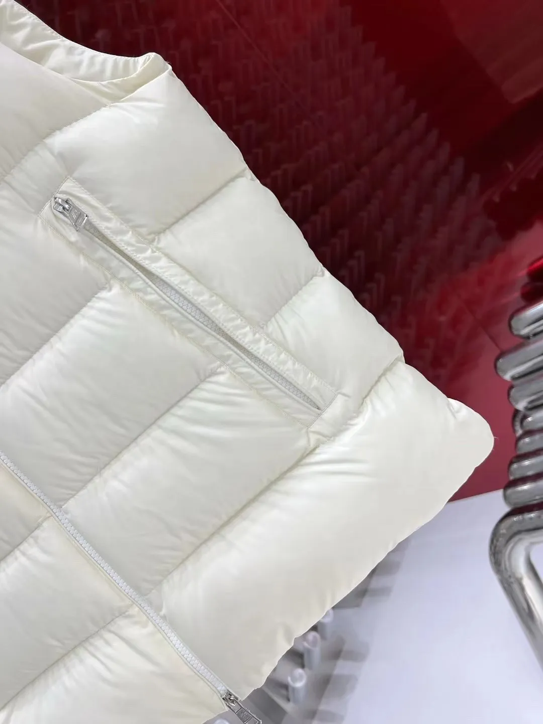 P640 🇫🇷𝐌𝐎𝐍𝐂𝐋𝐄𝐑/Mouth Hooded Down Vest New🆕Down Jacket Original customized hardware accessories are all imported and original customized. Welcome to compare. Absolutely high quality. Made of top 90 white duck down. Super soft, full and fluffy. Super heavy workmanship. Fabric workmanship and perfect 👍 version. Note⚠The fabric is super comfortable. Exclusive model. Not marketed. Same style for men and women. Sizes 1-5