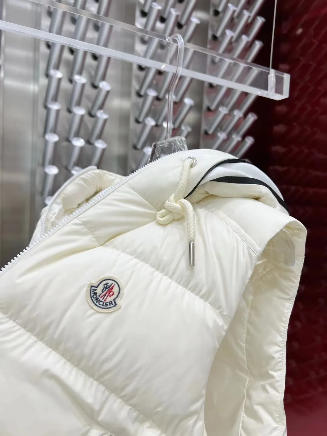 P640 🇫🇷𝐌𝐎𝐍𝐂𝐋𝐄𝐑/Mouth Hooded Down Vest New🆕Down Jacket Original customized hardware accessories are all imported and original customized. Welcome to compare. Absolutely high quality. Made of top 90 white duck down. Super soft, full and fluffy. Super heavy workmanship. Fabric workmanship and perfect 👍 version. Note⚠The fabric is super comfortable. Exclusive model. Not marketed. Same style for men and women. Sizes 1-5