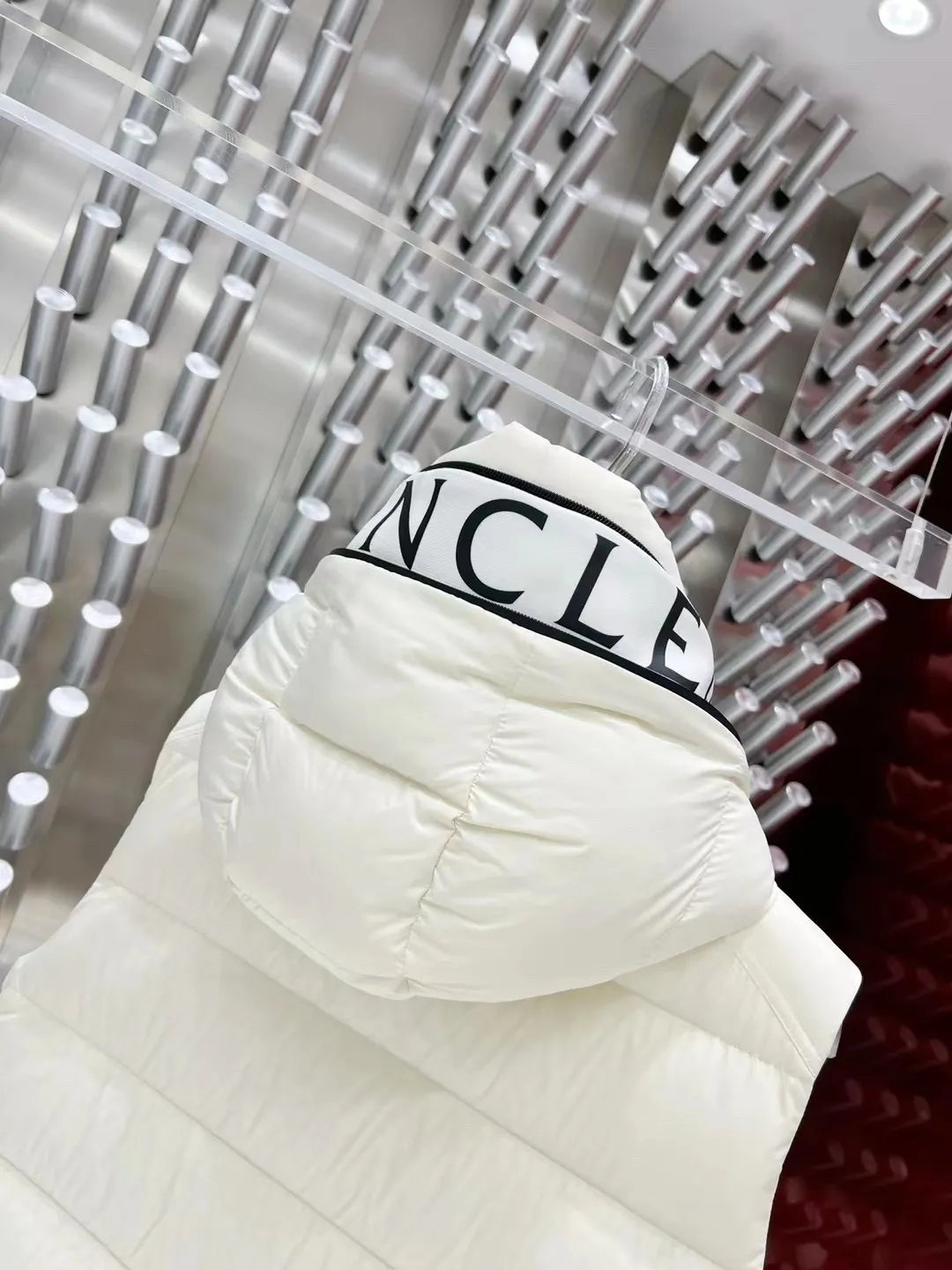 P640 🇫🇷𝐌𝐎𝐍𝐂𝐋𝐄𝐑/Mouth Hooded Down Vest New🆕Down Jacket Original customized hardware accessories are all imported and original customized. Welcome to compare. Absolutely high quality. Made of top 90 white duck down. Super soft, full and fluffy. Super heavy workmanship. Fabric workmanship and perfect 👍 version. Note⚠The fabric is super comfortable. Exclusive model. Not marketed. Same style for men and women. Sizes 1-5