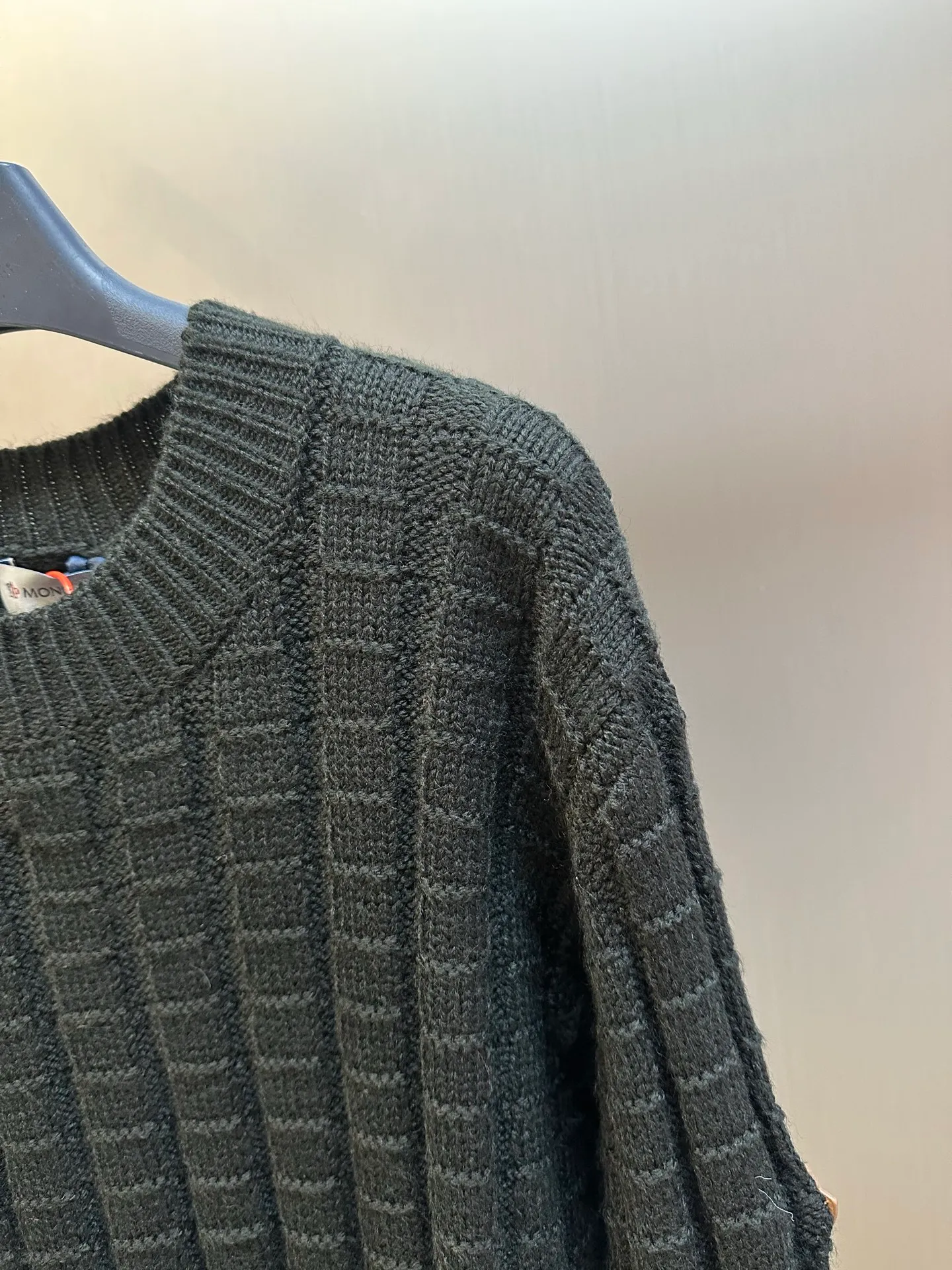 P430 Moncler embossed knitted logo sweater is made of custom-woven engraved wool texture, with three-dimensional texture as the brushstrokes. The entire embossed knitting reconstructs the dimension of knitted aesthetics. It produces a light and dark gradient texture halo as the human body moves. The iconic Moncler logo embroidered logo decorates the sleeves, making it highly recognizable.  The whole piece of embossed vertical grain knitting uses specific stitches and changes in fabric structure, and changes the arrangement of stitches and the density of the fabric, so that the vertical grains present a relief effect that is raised on the surface of the sweater, forming undulating changes in the vertical grains.  Curved thread structure, by changing the stitching method and the arrangement of yarns during the knitting process, makes the yarns present a curved distribution in the fabric.  size：s m l xl