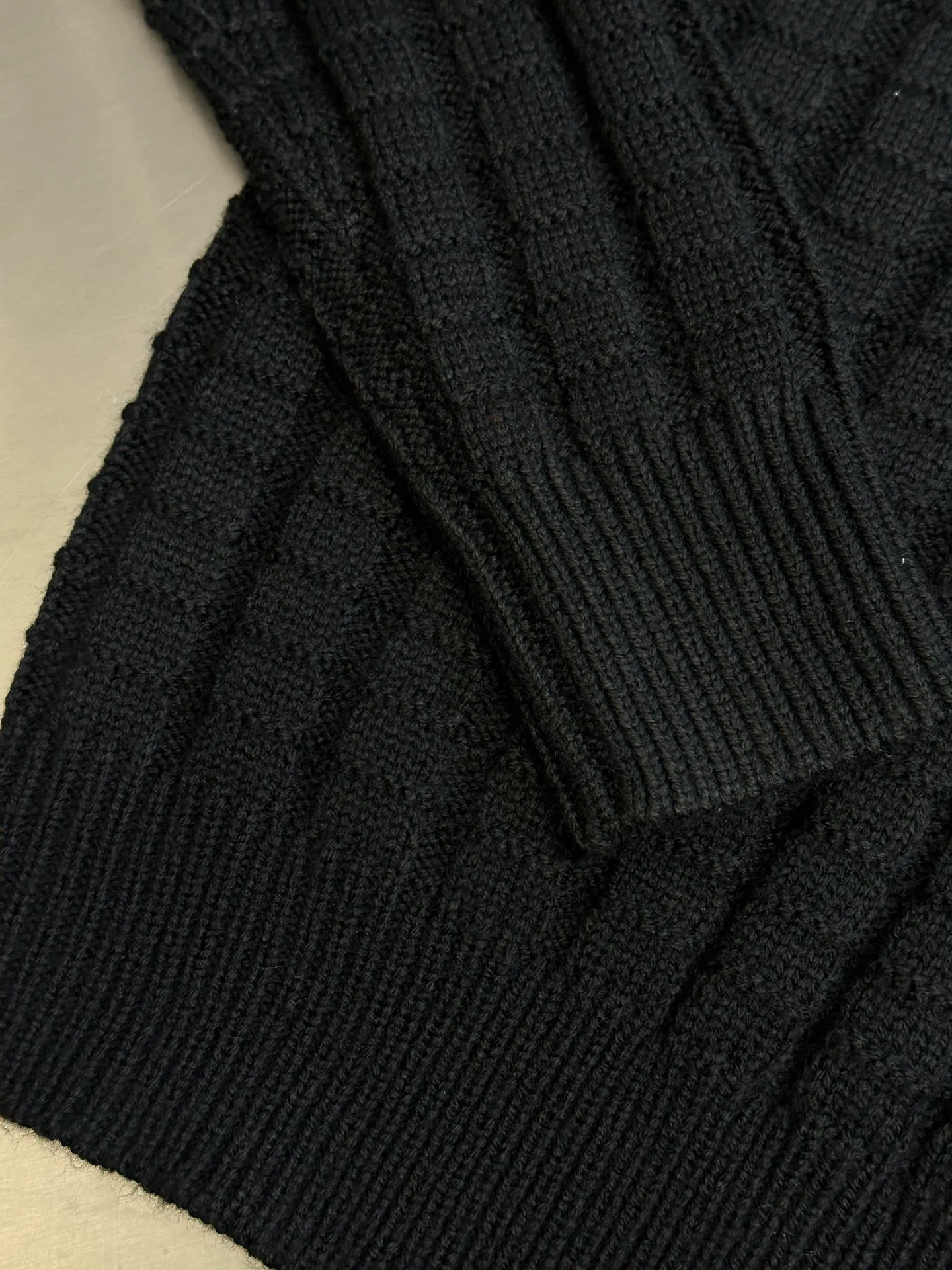 P430 Moncler embossed knitted logo sweater is made of custom-woven engraved wool texture, with three-dimensional texture as the brushstrokes. The entire embossed knitting reconstructs the dimension of knitted aesthetics. It produces a light and dark gradient texture halo as the human body moves. The iconic Moncler logo embroidered logo decorates the sleeves, making it highly recognizable.  The whole piece of embossed vertical grain knitting uses specific stitches and changes in fabric structure, and changes the arrangement of stitches and the density of the fabric, so that the vertical grains present a relief effect that is raised on the surface of the sweater, forming undulating changes in the vertical grains.  Curved thread structure, by changing the stitching method and the arrangement of yarns during the knitting process, makes the yarns present a curved distribution in the fabric.  size：s m l xl