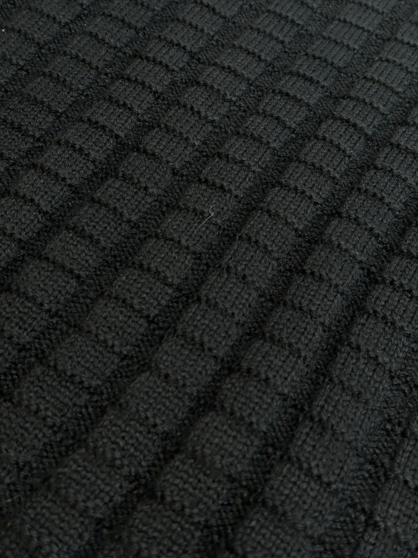 P430 Moncler embossed knitted logo sweater is made of custom-woven engraved wool texture, with three-dimensional texture as the brushstrokes. The entire embossed knitting reconstructs the dimension of knitted aesthetics. It produces a light and dark gradient texture halo as the human body moves. The iconic Moncler logo embroidered logo decorates the sleeves, making it highly recognizable.  The whole piece of embossed vertical grain knitting uses specific stitches and changes in fabric structure, and changes the arrangement of stitches and the density of the fabric, so that the vertical grains present a relief effect that is raised on the surface of the sweater, forming undulating changes in the vertical grains.  Curved thread structure, by changing the stitching method and the arrangement of yarns during the knitting process, makes the yarns present a curved distribution in the fabric.  size：s m l xl