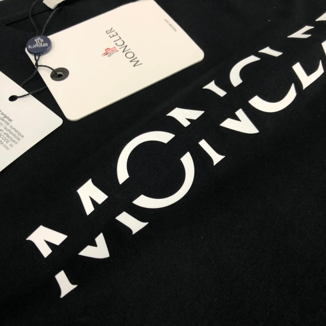 P150 Moncler 2025 new men's round neck short-sleeved couple's T-shirt, new spring and summer product, high quality 🔥🔥Fashionable and versatile, customized imported fabrics, comfortable to wear, breathable, fashionable without losing personality, casual and casual upper body, handsome and stylish, showing the temperament of a big brand. All three standards are complete! ! Color: Black White Gray Royal Blue Size: S-XL (loose fit)