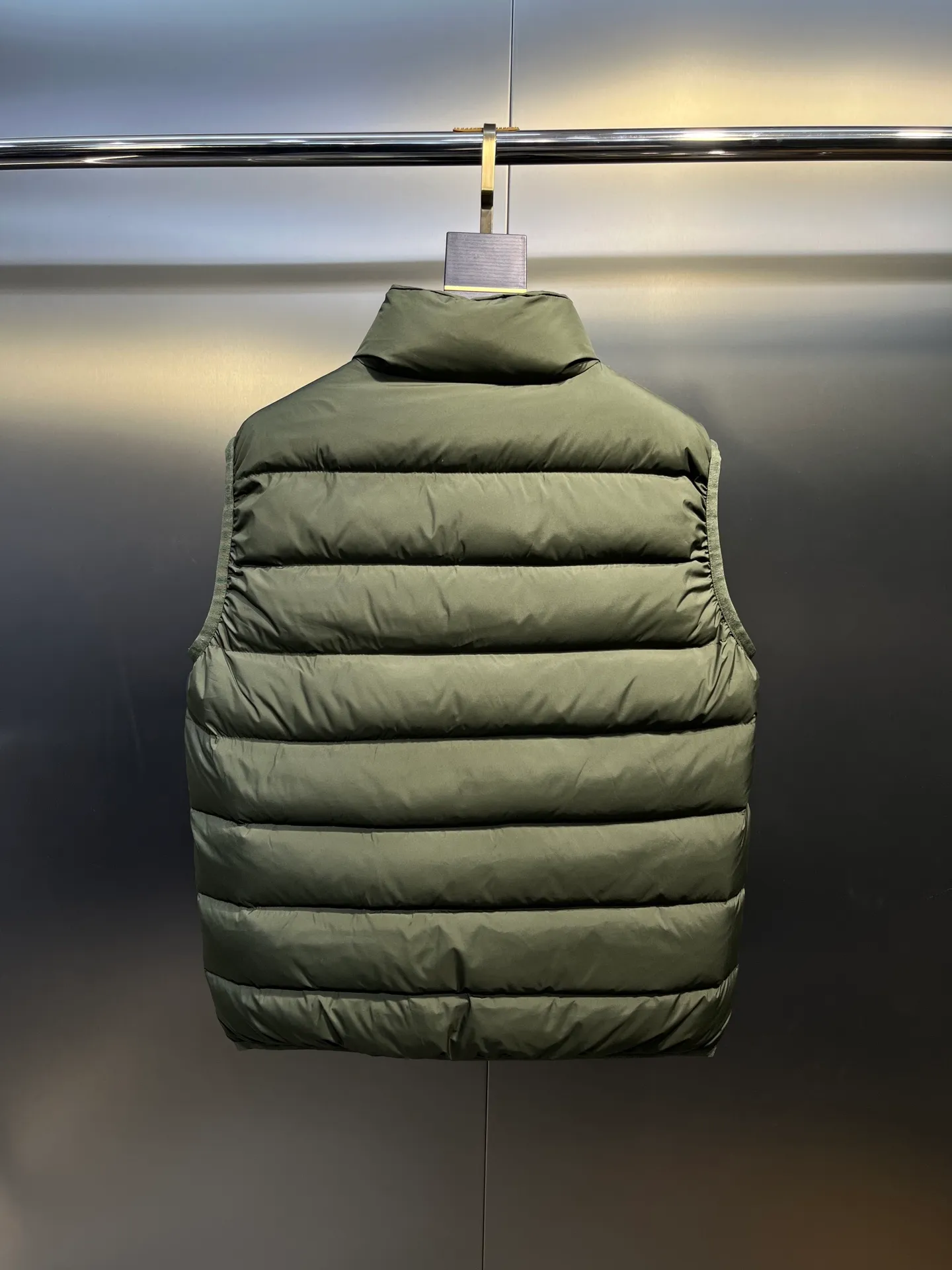 P700 Moncler Contrin🌟Men's Down Stand Collar Vest The Contrin men's down vest is specially designed for daily warmth, with simple and practical details. The Contrin down vest features a sleek, minimalist design with signature subtle details found throughout the men's collection. This basic thermal piece features a stand-up collar, zip pockets and subtle logo trim. This down vest is perfect for layering and can be easily matched with different looks, making it a wardrobe staple. Details size: 12345