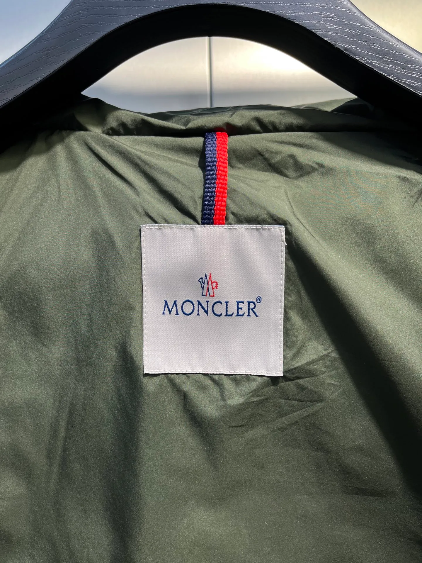 P700 Moncler Contrin🌟Men's Down Stand Collar Vest The Contrin men's down vest is specially designed for daily warmth, with simple and practical details. The Contrin down vest features a sleek, minimalist design with signature subtle details found throughout the men's collection. This basic thermal piece features a stand-up collar, zip pockets and subtle logo trim. This down vest is perfect for layering and can be easily matched with different looks, making it a wardrobe staple. Details size: 12345