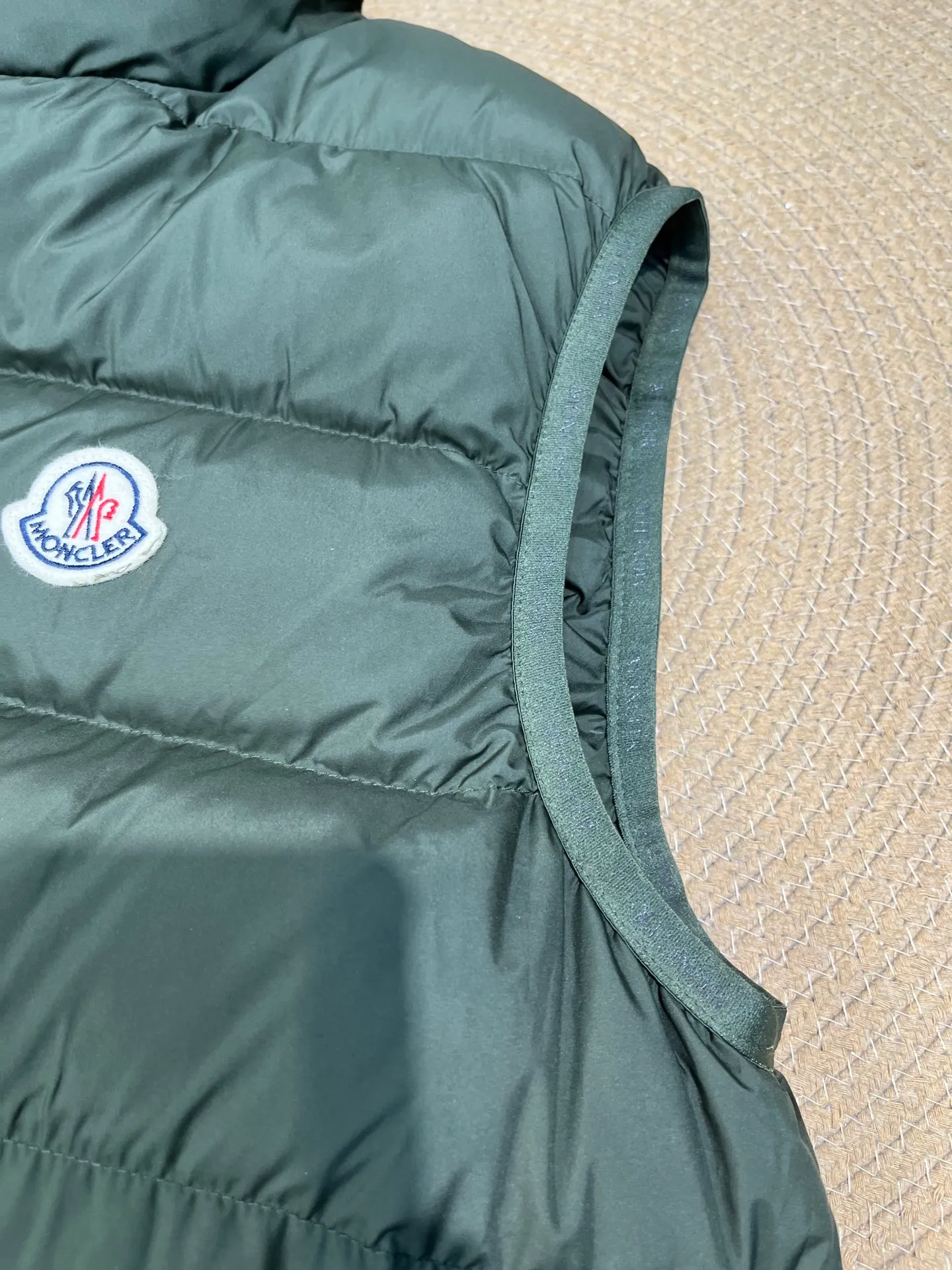 P700 Moncler Contrin🌟Men's Down Stand Collar Vest The Contrin men's down vest is specially designed for daily warmth, with simple and practical details. The Contrin down vest features a sleek, minimalist design with signature subtle details found throughout the men's collection. This basic thermal piece features a stand-up collar, zip pockets and subtle logo trim. This down vest is perfect for layering and can be easily matched with different looks, making it a wardrobe staple. Details size: 12345