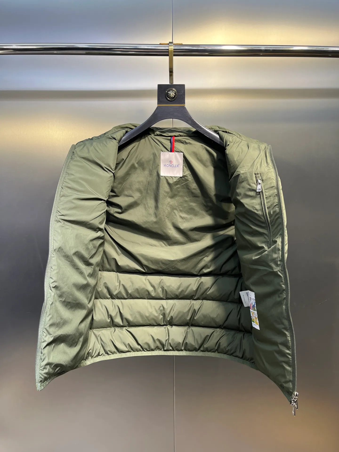 P700 Moncler Contrin🌟Men's Down Stand Collar Vest The Contrin men's down vest is specially designed for daily warmth, with simple and practical details. The Contrin down vest features a sleek, minimalist design with signature subtle details found throughout the men's collection. This basic thermal piece features a stand-up collar, zip pockets and subtle logo trim. This down vest is perfect for layering and can be easily matched with different looks, making it a wardrobe staple. Details size: 12345
