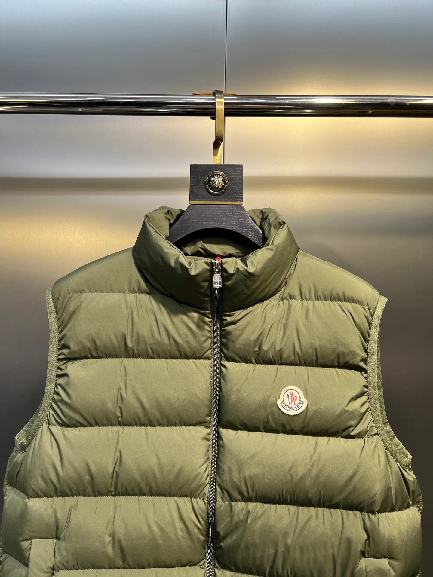 P700 Moncler Contrin🌟Men's Down Stand Collar Vest The Contrin men's down vest is specially designed for daily warmth, with simple and practical details. The Contrin down vest features a sleek, minimalist design with signature subtle details found throughout the men's collection. This basic thermal piece features a stand-up collar, zip pockets and subtle logo trim. This down vest is perfect for layering and can be easily matched with different looks, making it a wardrobe staple. Details size: 12345