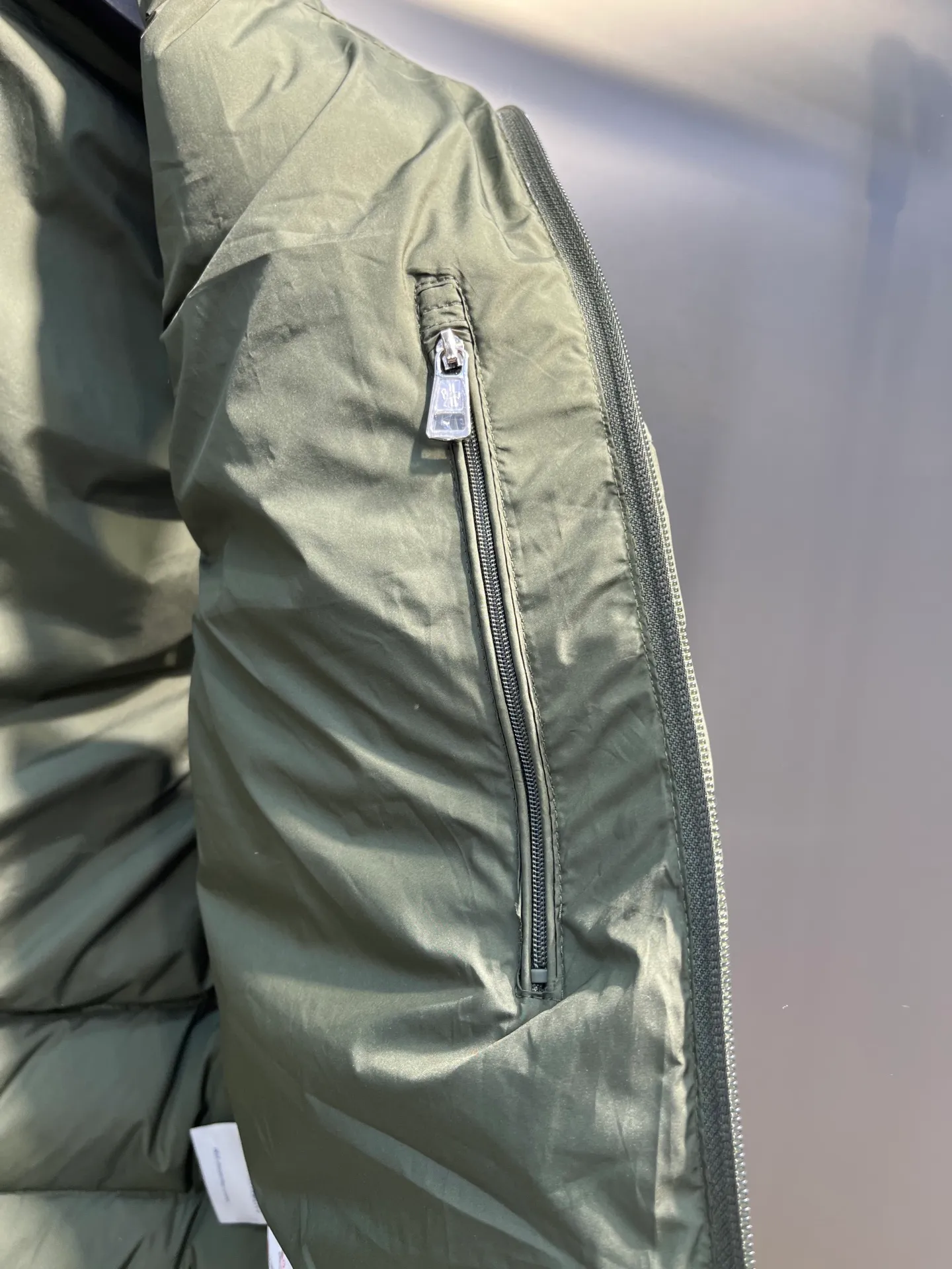 P700 Moncler Contrin🌟Men's Down Stand Collar Vest The Contrin men's down vest is specially designed for daily warmth, with simple and practical details. The Contrin down vest features a sleek, minimalist design with signature subtle details found throughout the men's collection. This basic thermal piece features a stand-up collar, zip pockets and subtle logo trim. This down vest is perfect for layering and can be easily matched with different looks, making it a wardrobe staple. Details size: 12345