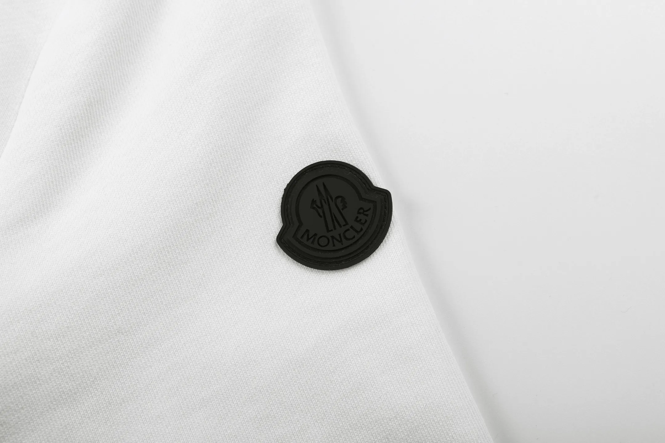 P330 MONCLER round neck pullover printed casual long-sleeved sweatshirt ●Authentic product purchased and developed by 3926 ●320g double-ply combed cotton sweatshirt material ●2*2 cotton luxury rib ●Fabric fermentation wash ●Digital direct printing ●Customized 1:1 chapter ●Customized 1:1 trademark ●Fit version ●Size: S M L XL ●Style number: 2002/2B#40