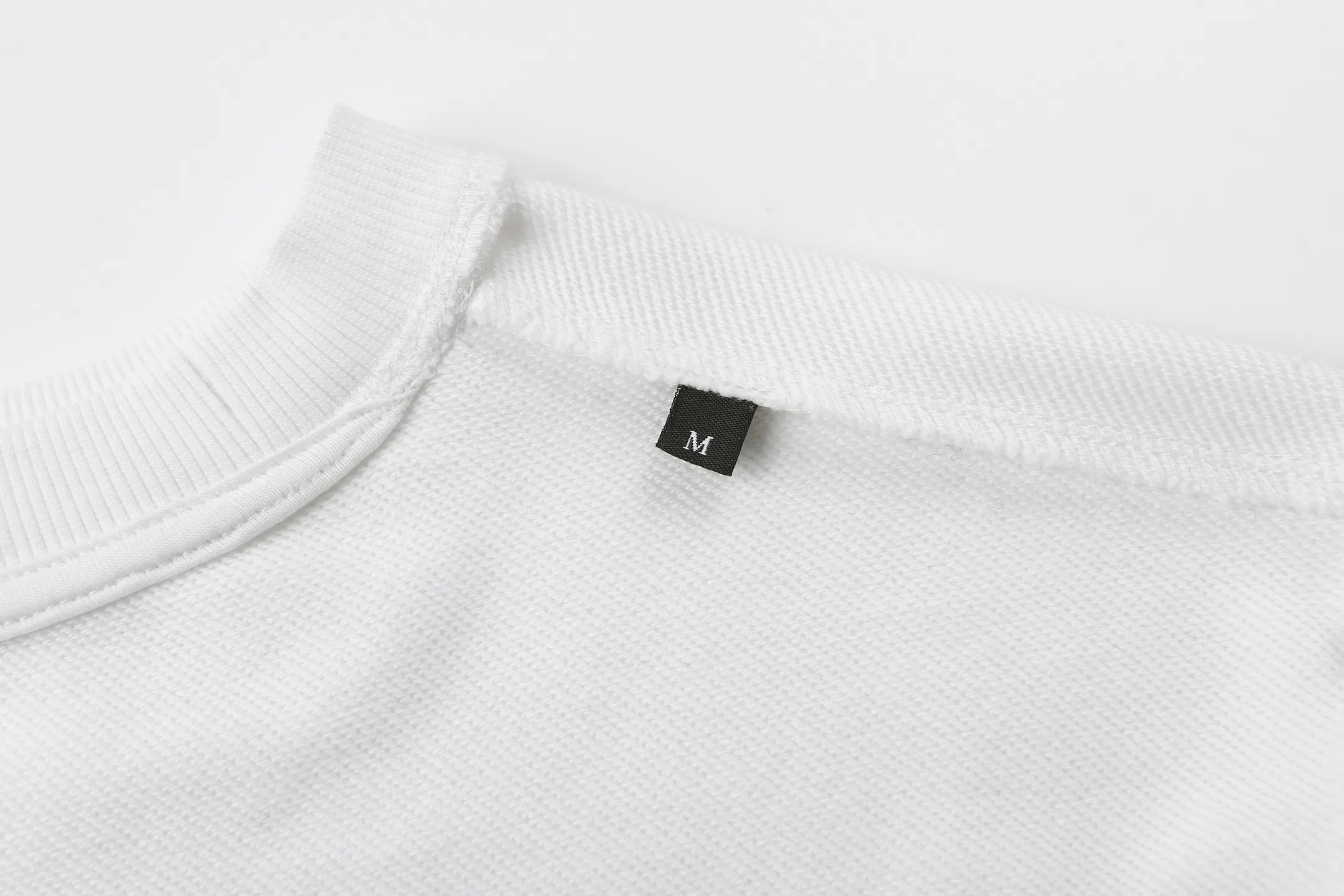 P330 MONCLER round neck pullover printed casual long-sleeved sweatshirt ●Authentic product purchased and developed by 3926 ●320g double-ply combed cotton sweatshirt material ●2*2 cotton luxury rib ●Fabric fermentation wash ●Digital direct printing ●Customized 1:1 chapter ●Customized 1:1 trademark ●Fit version ●Size: S M L XL ●Style number: 2002/2B#40