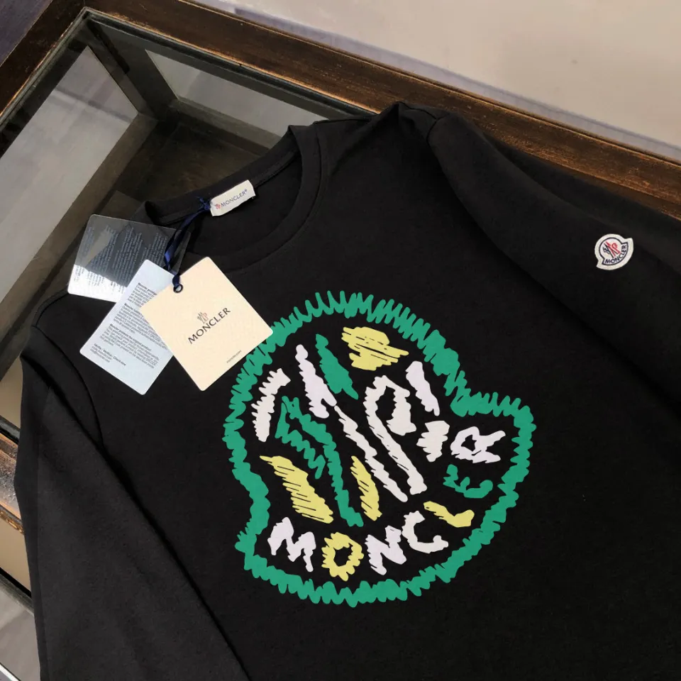 P180, a non-off-the-shelf model, you can trust it. Moncler printed long-sleeved T-shirt, 240g breathable cotton fabric, very soft and comfortable texture, does not shrink, does not deform, does not ball), can be worn alone as a base layer. Original customized accessories, collar label, care mark, hangtag, packaging (perfect details) Color: White Black Size: XS S M L