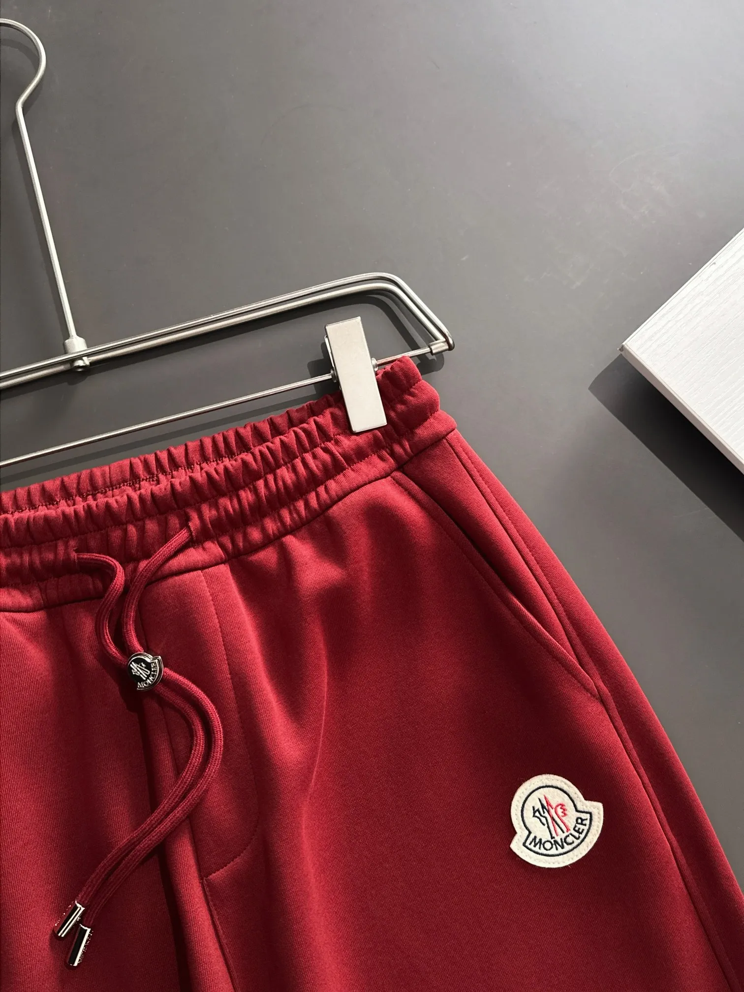 P310 MONCLER* (exclusive quality in the market) hot style 2꯭0꯭2꯭5 new autumn trousers ❤ Original ⌚️ high hooded fabric is made of 380g high-density double-sided Chinese custom fabric. No deformation, no shrinkage, three-dimensional drape. Introduction to the process: the front and back panels are made of Behringer stacked show thousands of needle embroidery. Classic wool label custom hardware accessories. Color: Anchor red SIZE：M-XXXL