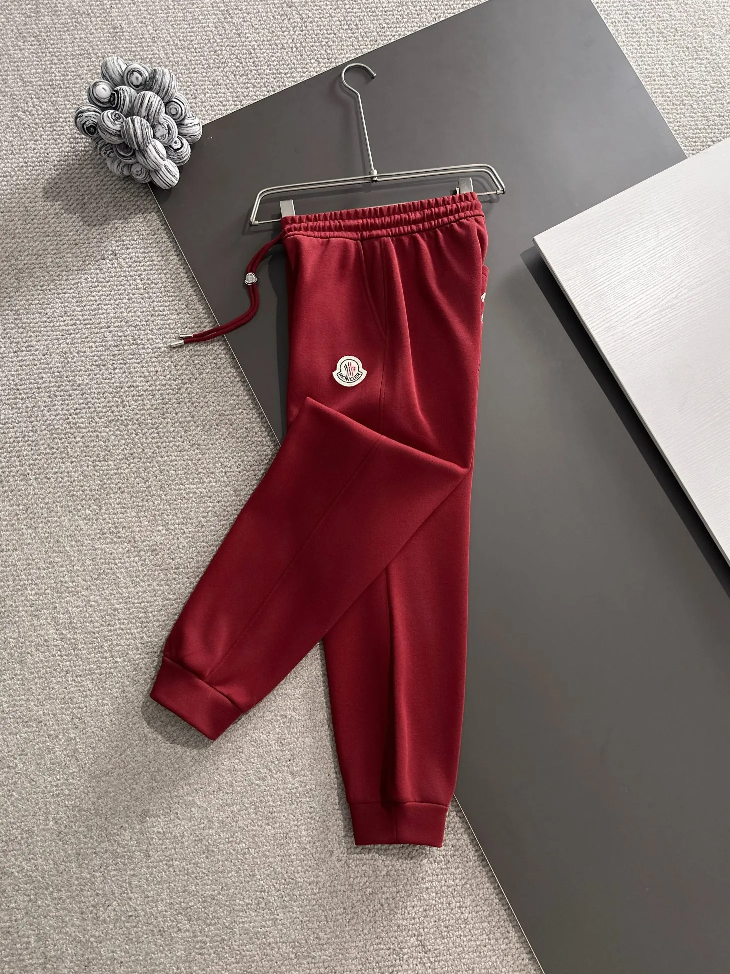 P310 MONCLER* (exclusive quality in the market) hot style 2꯭0꯭2꯭5 new autumn trousers ❤ Original ⌚️ high hooded fabric is made of 380g high-density double-sided Chinese custom fabric. No deformation, no shrinkage, three-dimensional drape. Introduction to the process: the front and back panels are made of Behringer stacked show thousands of needle embroidery. Classic wool label custom hardware accessories. Color: Anchor red SIZE：M-XXXL