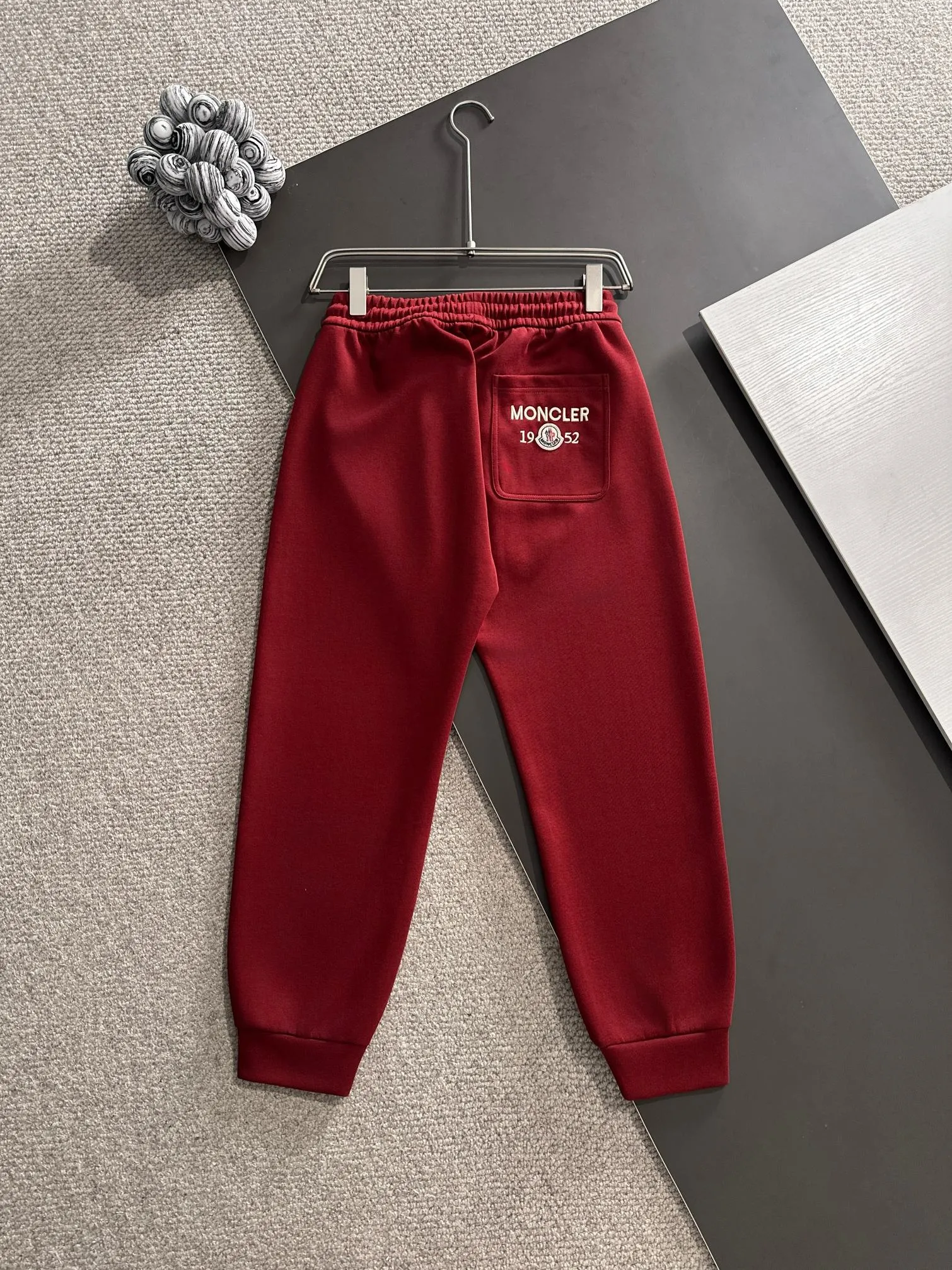 P310 MONCLER* (exclusive quality in the market) hot style 2꯭0꯭2꯭5 new autumn trousers ❤ Original ⌚️ high hooded fabric is made of 380g high-density double-sided Chinese custom fabric. No deformation, no shrinkage, three-dimensional drape. Introduction to the process: the front and back panels are made of Behringer stacked show thousands of needle embroidery. Classic wool label custom hardware accessories. Color: Anchor red SIZE：M-XXXL
