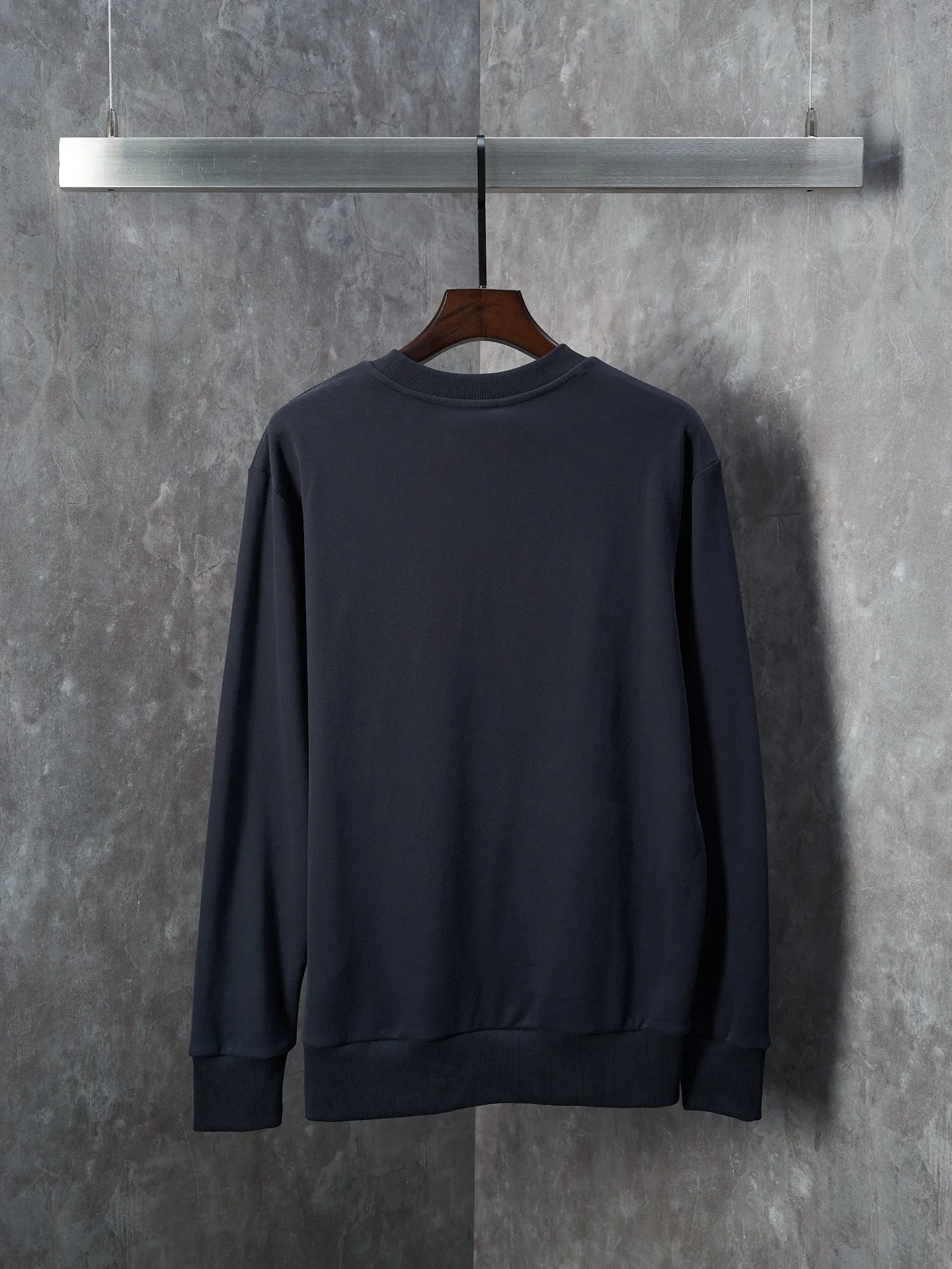 P300 Actual auction】Moncler/Mask Navy blue denim pocket armband round neck sweatshirt [Ready stock] S M L XL Customized cotton velvet and cloud gauze water-brushed denim. Excellent texture, comfortable and close to the skin. The rich navy blue is the main color, showing an elegant gentleman style. The unique denim chest pocket on the chest adds a touch of uninhibited casualness with the unique roughness and retro of denim. The iconic Moncler embroidered logo appears on the sleeves, which is highly recognizable. A sense of luxury exuded from the inside out. Find the perfect balance between simplicity and sophistication. Hidden and seamless hemming. Cut the edges of the pockets into the required denim shape through precise laser cutting to ensure the neatness and accuracy of the edges. Reuse one-piece molding technology to perfectly combine the denim material with the pockets to achieve a seamless connection. Manual nailing using a servo motor-driven nailing device to accurately drive the bottom nails into the splicing of denim and sweatshirt velvet. Accurate positioning Keep the edges of the pockets flat. The fabrics are washed and have a better hand feel. Not easy to deform, not easy to shrink, not easy to fade. Maintain long-term beauty and loose fit.