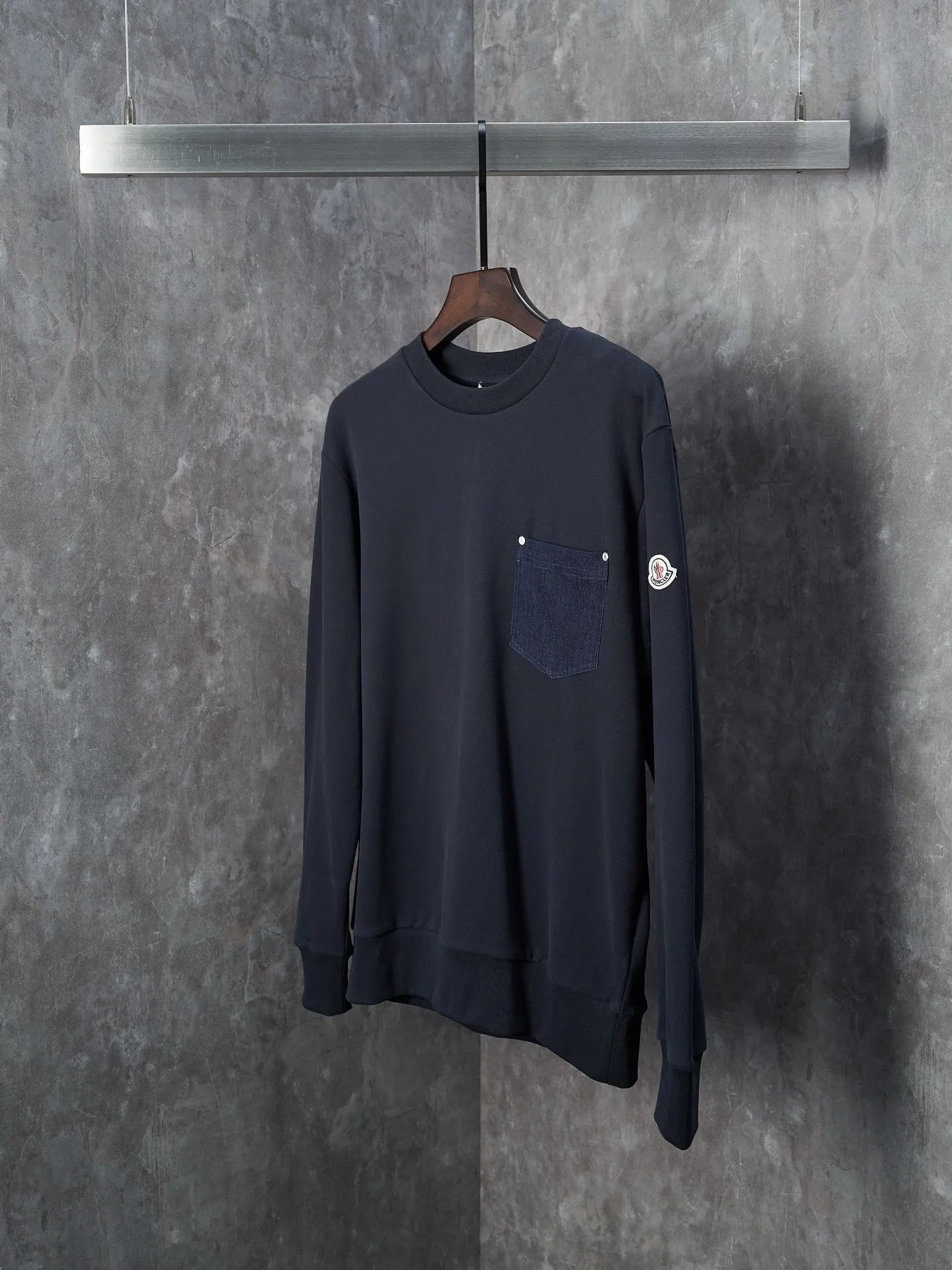 P300 Actual auction】Moncler/Mask Navy blue denim pocket armband round neck sweatshirt [Ready stock] S M L XL Customized cotton velvet and cloud gauze water-brushed denim. Excellent texture, comfortable and close to the skin. The rich navy blue is the main color, showing an elegant gentleman style. The unique denim chest pocket on the chest adds a touch of uninhibited casualness with the unique roughness and retro of denim. The iconic Moncler embroidered logo appears on the sleeves, which is highly recognizable. A sense of luxury exuded from the inside out. Find the perfect balance between simplicity and sophistication. Hidden and seamless hemming. Cut the edges of the pockets into the required denim shape through precise laser cutting to ensure the neatness and accuracy of the edges. Reuse one-piece molding technology to perfectly combine the denim material with the pockets to achieve a seamless connection. Manual nailing using a servo motor-driven nailing device to accurately drive the bottom nails into the splicing of denim and sweatshirt velvet. Accurate positioning Keep the edges of the pockets flat. The fabrics are washed and have a better hand feel. Not easy to deform, not easy to shrink, not easy to fade. Maintain long-term beauty and loose fit.