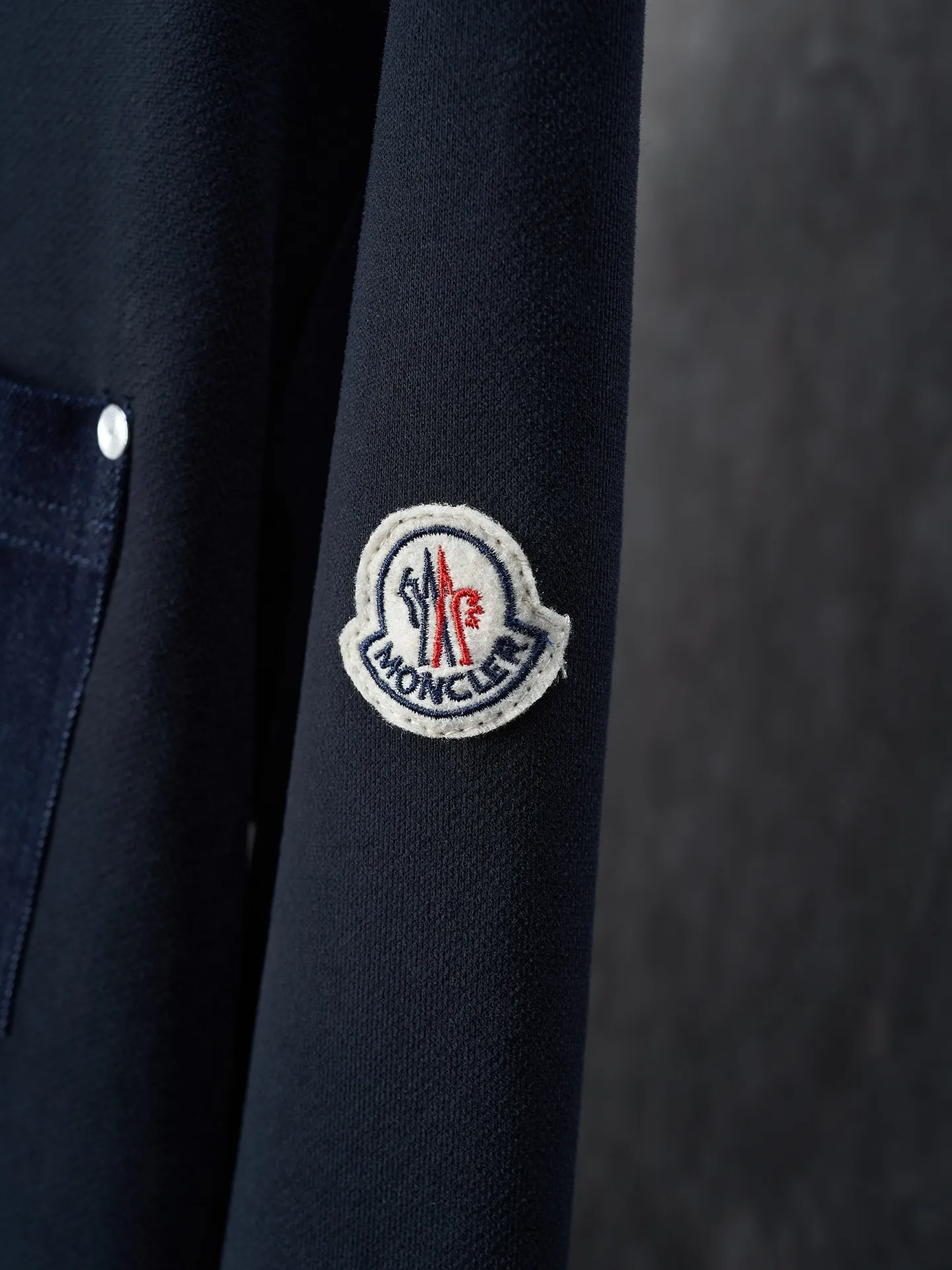 P300 Actual auction】Moncler/Mask Navy blue denim pocket armband round neck sweatshirt [Ready stock] S M L XL Customized cotton velvet and cloud gauze water-brushed denim. Excellent texture, comfortable and close to the skin. The rich navy blue is the main color, showing an elegant gentleman style. The unique denim chest pocket on the chest adds a touch of uninhibited casualness with the unique roughness and retro of denim. The iconic Moncler embroidered logo appears on the sleeves, which is highly recognizable. A sense of luxury exuded from the inside out. Find the perfect balance between simplicity and sophistication. Hidden and seamless hemming. Cut the edges of the pockets into the required denim shape through precise laser cutting to ensure the neatness and accuracy of the edges. Reuse one-piece molding technology to perfectly combine the denim material with the pockets to achieve a seamless connection. Manual nailing using a servo motor-driven nailing device to accurately drive the bottom nails into the splicing of denim and sweatshirt velvet. Accurate positioning Keep the edges of the pockets flat. The fabrics are washed and have a better hand feel. Not easy to deform, not easy to shrink, not easy to fade. Maintain long-term beauty and loose fit.