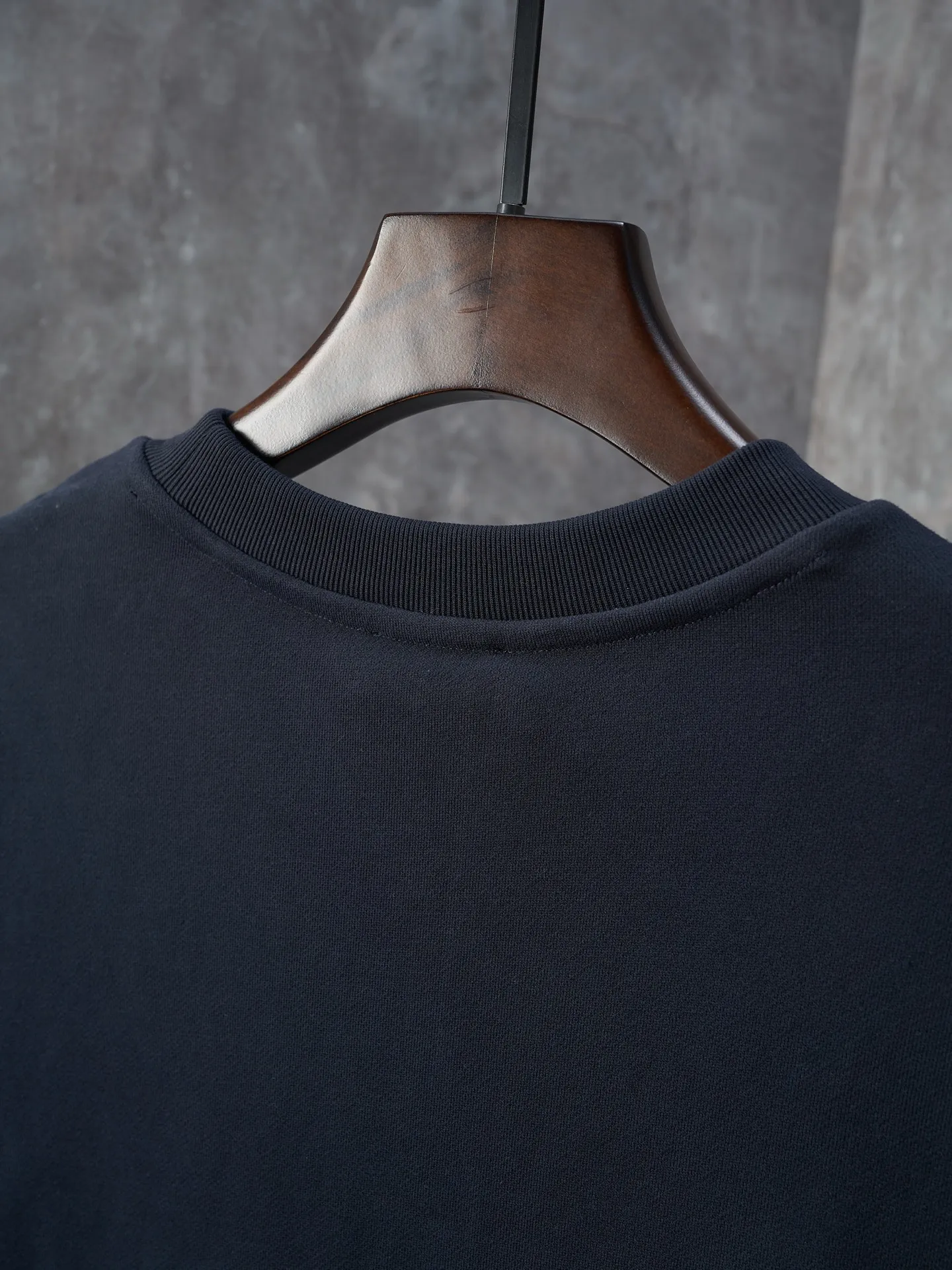 P300 Actual auction】Moncler/Mask Navy blue denim pocket armband round neck sweatshirt [Ready stock] S M L XL Customized cotton velvet and cloud gauze water-brushed denim. Excellent texture, comfortable and close to the skin. The rich navy blue is the main color, showing an elegant gentleman style. The unique denim chest pocket on the chest adds a touch of uninhibited casualness with the unique roughness and retro of denim. The iconic Moncler embroidered logo appears on the sleeves, which is highly recognizable. A sense of luxury exuded from the inside out. Find the perfect balance between simplicity and sophistication. Hidden and seamless hemming. Cut the edges of the pockets into the required denim shape through precise laser cutting to ensure the neatness and accuracy of the edges. Reuse one-piece molding technology to perfectly combine the denim material with the pockets to achieve a seamless connection. Manual nailing using a servo motor-driven nailing device to accurately drive the bottom nails into the splicing of denim and sweatshirt velvet. Accurate positioning Keep the edges of the pockets flat. The fabrics are washed and have a better hand feel. Not easy to deform, not easy to shrink, not easy to fade. Maintain long-term beauty and loose fit.