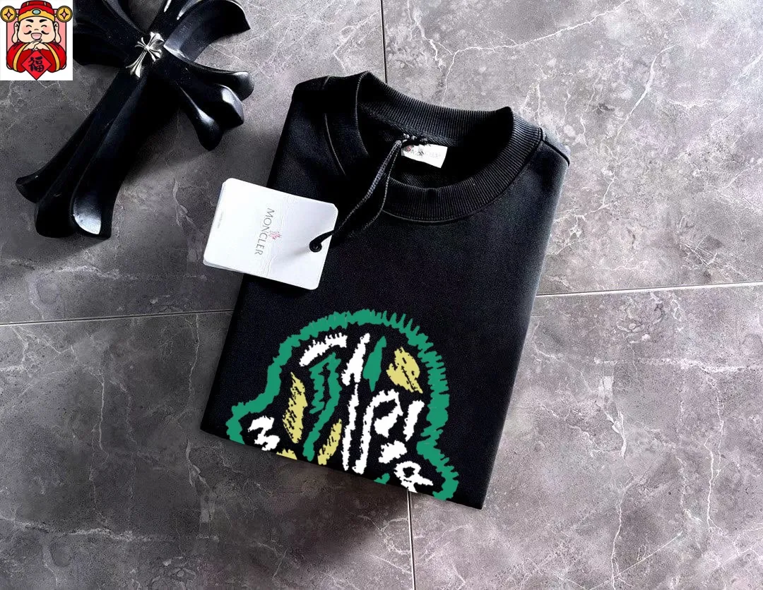 P200 💰 Brand [MONCLER] (good news for fat people) 2025ss spring latest long-sleeved round-neck sweatshirt, on sale simultaneously on the official website. Refreshing and breathable. Made of top Tencel Roman. Comfortable and soft. 3D stereoscopic clarity. Super fashion sense. Great gift for your own use. Size: M-5XL (can wear up to 220 pounds)