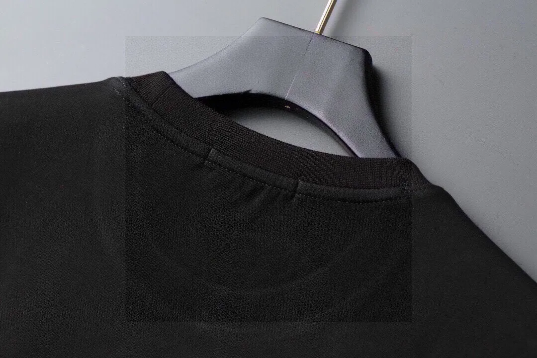 P200 💰 Brand [MONCLER] (good news for fat people) 2025ss spring latest long-sleeved round-neck sweatshirt, on sale simultaneously on the official website. Refreshing and breathable. Made of top Tencel Roman. Comfortable and soft. 3D stereoscopic clarity. Super fashion sense. Great gift for your own use. Size: M-5XL (can wear up to 220 pounds)