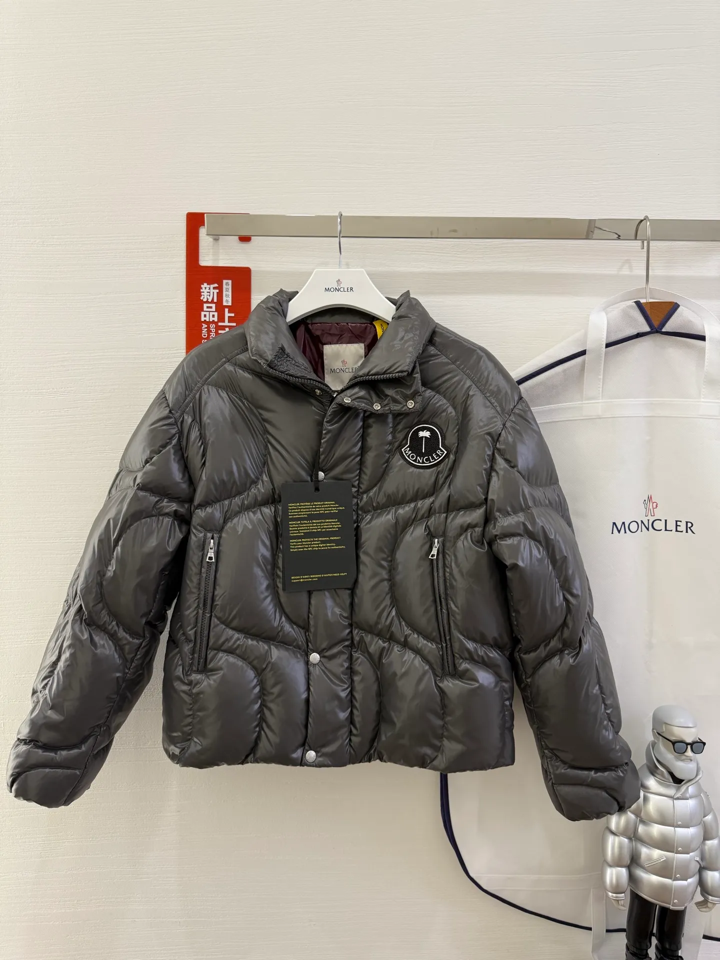 P1100 Italy Moncler PALM ANGELS co-branded HAUNANI contrasting color stand-collar down jacket. Same style as Olympic champion. Same style down jacket as Pan Zhanle. GET [BUY R] [BUY R] Palm Angels joint series. Code number: 1-2-3-4 Color: gray*black*blue