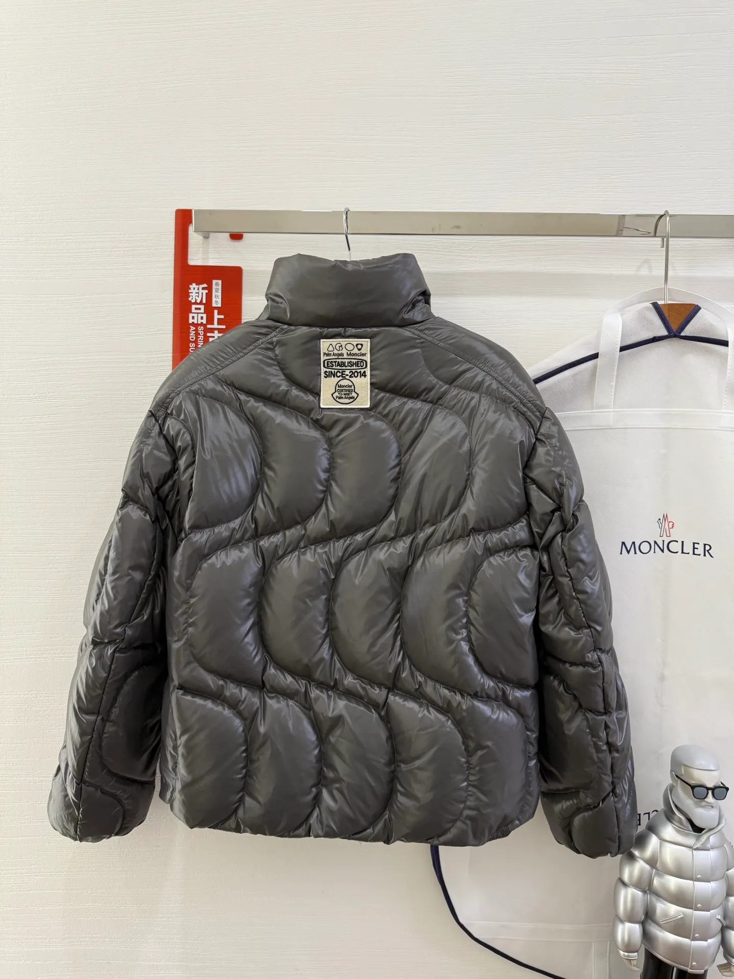 P1100 Italy Moncler PALM ANGELS co-branded HAUNANI contrasting color stand-collar down jacket. Same style as Olympic champion. Same style down jacket as Pan Zhanle. GET [BUY R] [BUY R] Palm Angels joint series. Code number: 1-2-3-4 Color: gray*black*blue