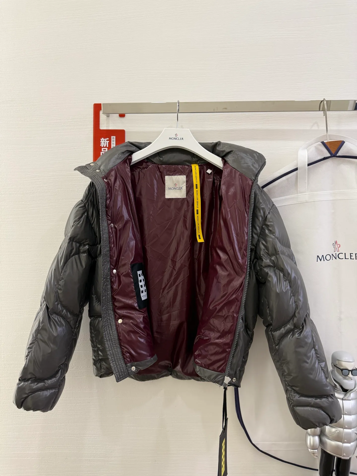 P1100 Italy Moncler PALM ANGELS co-branded HAUNANI contrasting color stand-collar down jacket. Same style as Olympic champion. Same style down jacket as Pan Zhanle. GET [BUY R] [BUY R] Palm Angels joint series. Code number: 1-2-3-4 Color: gray*black*blue