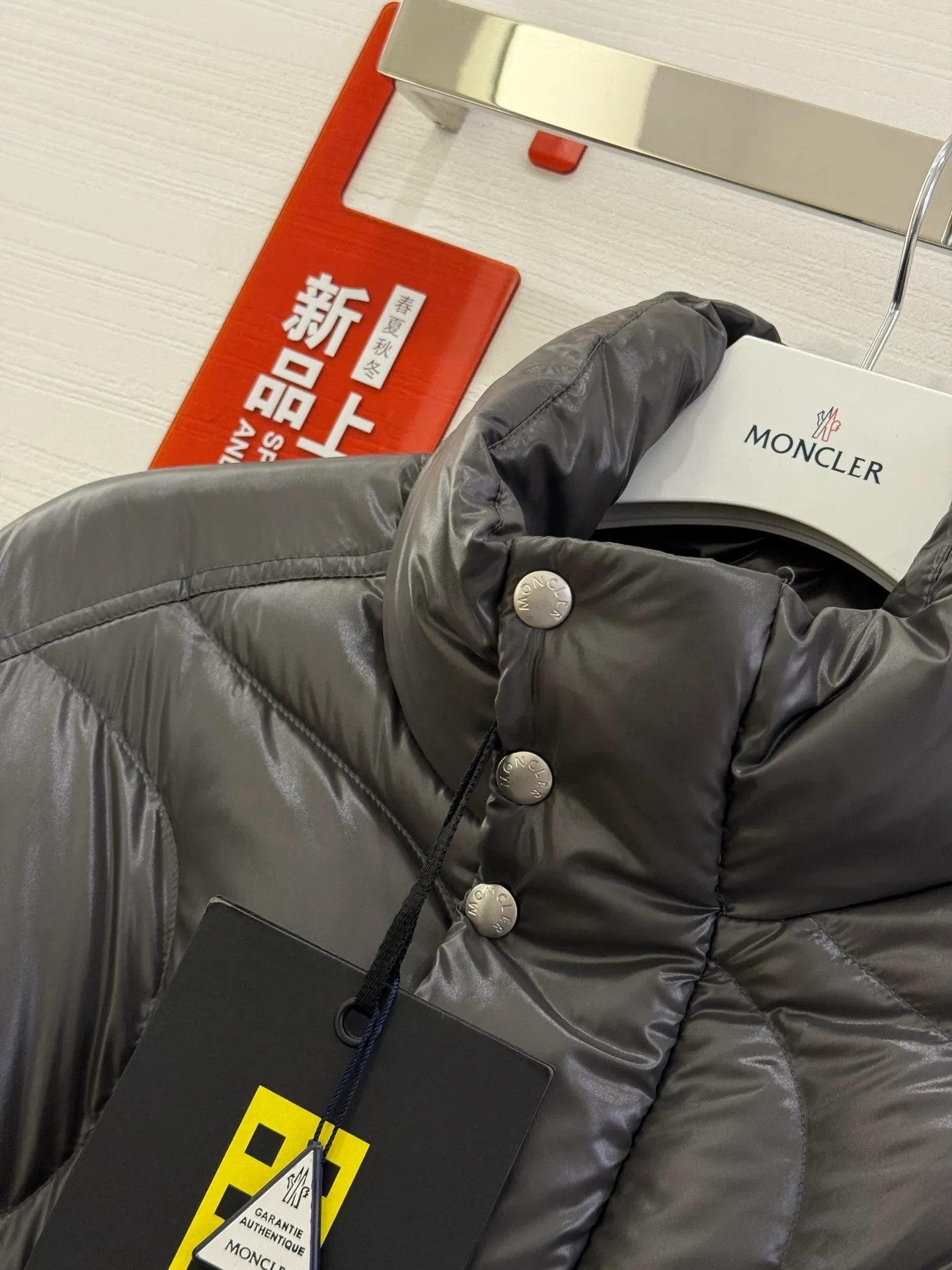 P1100 Italy Moncler PALM ANGELS co-branded HAUNANI contrasting color stand-collar down jacket. Same style as Olympic champion. Same style down jacket as Pan Zhanle. GET [BUY R] [BUY R] Palm Angels joint series. Code number: 1-2-3-4 Color: gray*black*blue