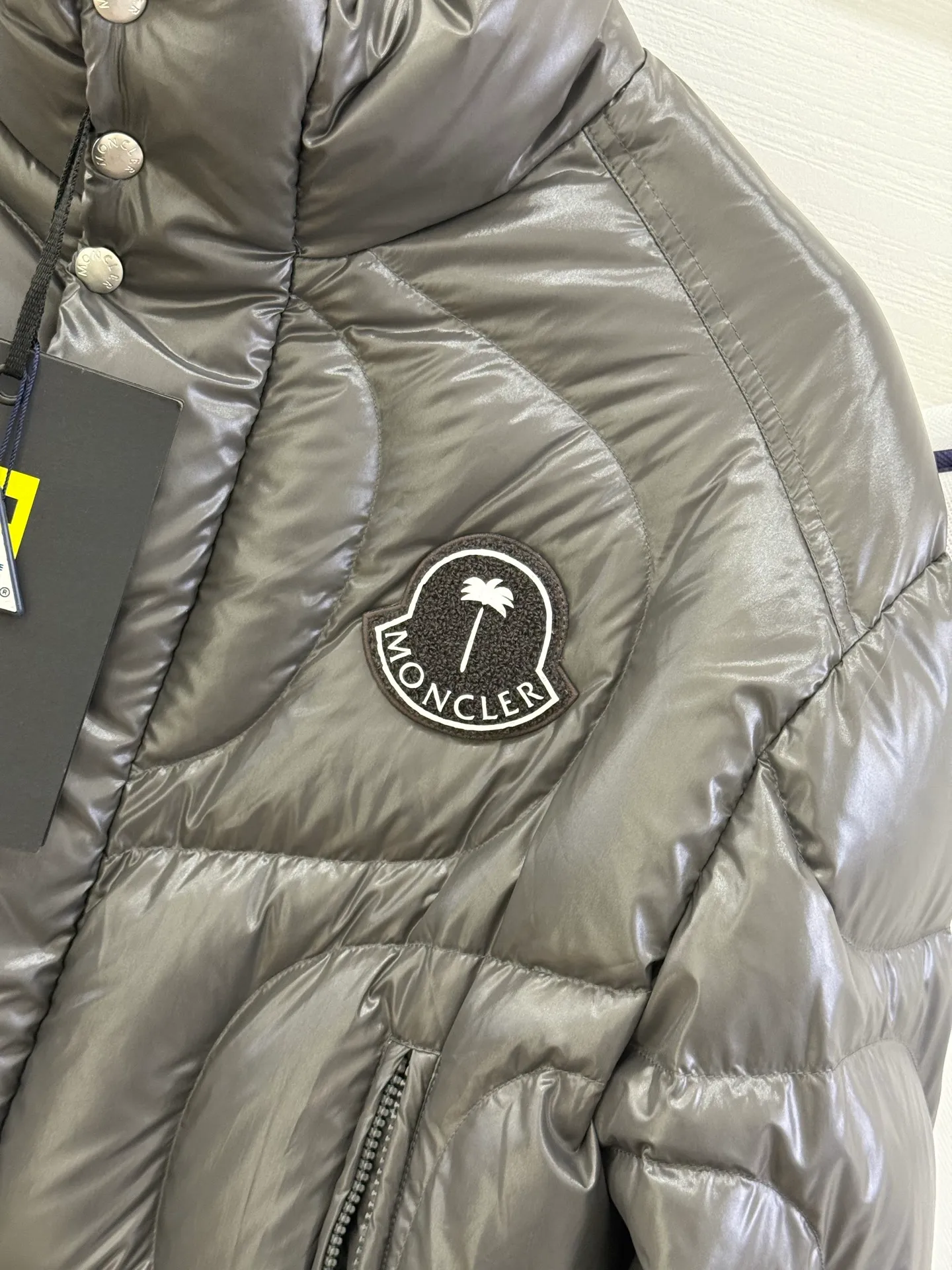 P1100 Italy Moncler PALM ANGELS co-branded HAUNANI contrasting color stand-collar down jacket. Same style as Olympic champion. Same style down jacket as Pan Zhanle. GET [BUY R] [BUY R] Palm Angels joint series. Code number: 1-2-3-4 Color: gray*black*blue