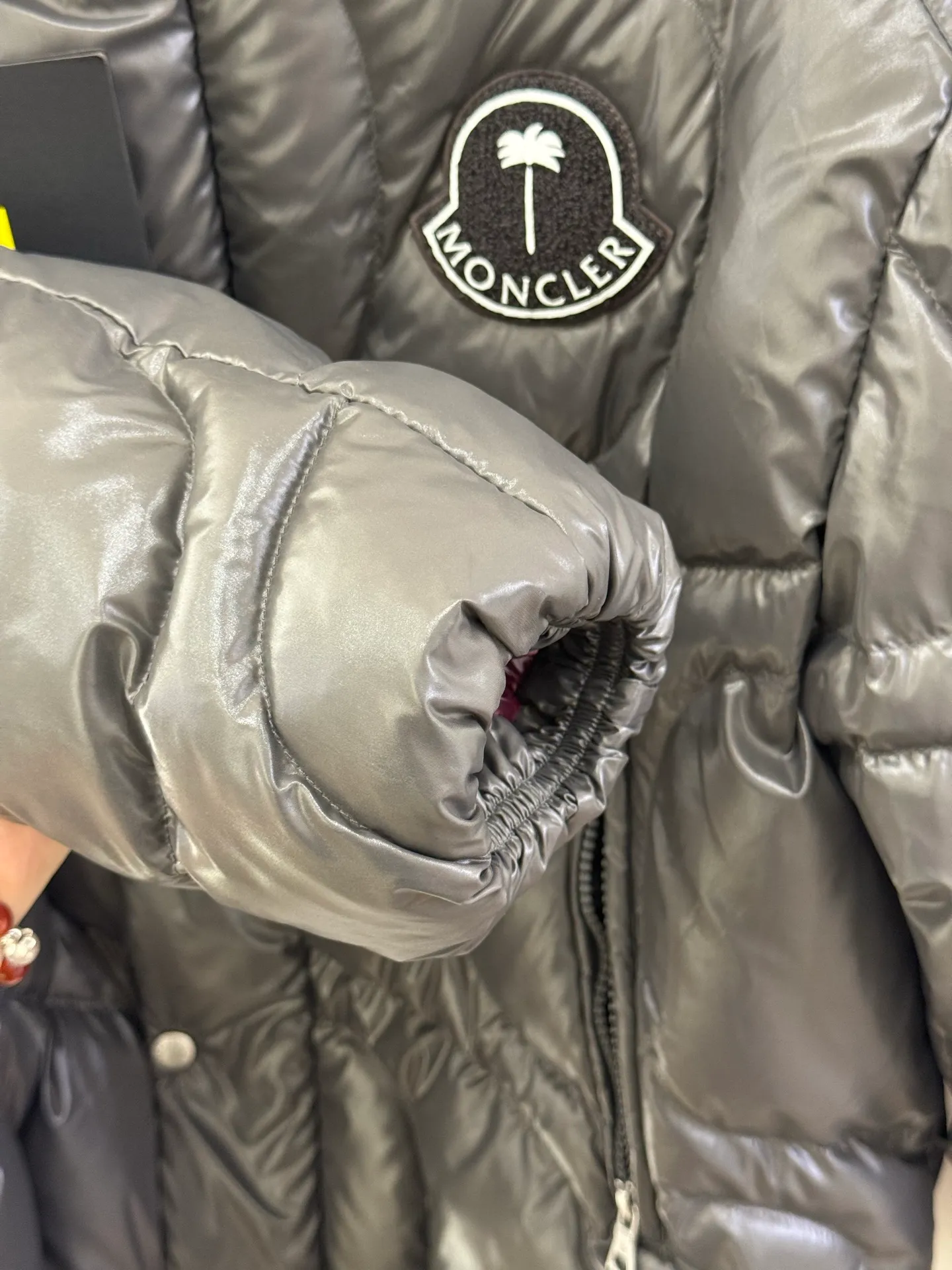 P1100 Italy Moncler PALM ANGELS co-branded HAUNANI contrasting color stand-collar down jacket. Same style as Olympic champion. Same style down jacket as Pan Zhanle. GET [BUY R] [BUY R] Palm Angels joint series. Code number: 1-2-3-4 Color: gray*black*blue