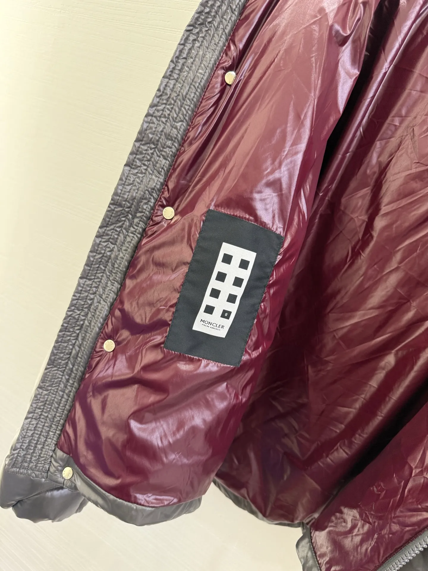 P1100 Italy Moncler PALM ANGELS co-branded HAUNANI contrasting color stand-collar down jacket. Same style as Olympic champion. Same style down jacket as Pan Zhanle. GET [BUY R] [BUY R] Palm Angels joint series. Code number: 1-2-3-4 Color: gray*black*blue
