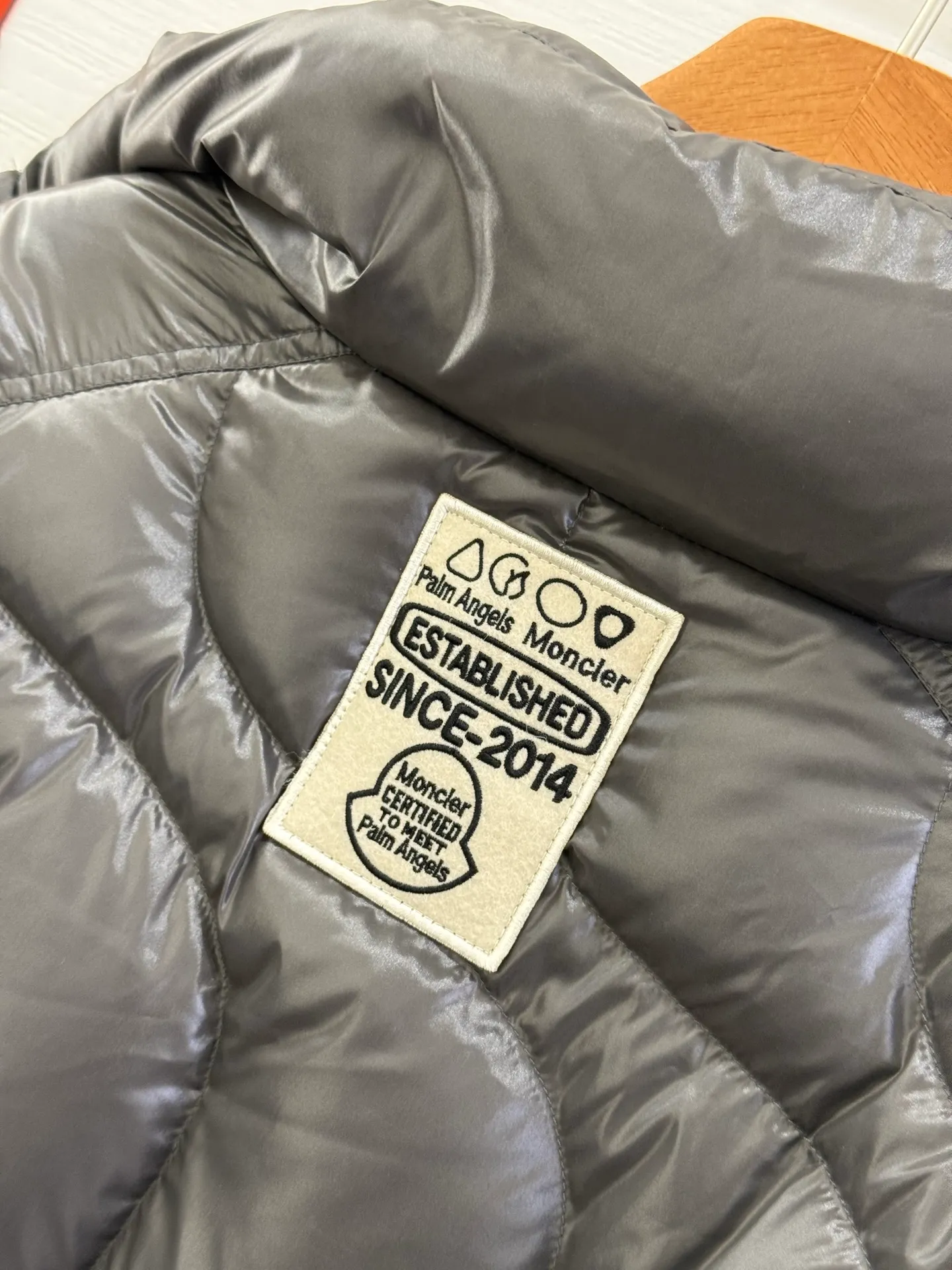 P1100 Italy Moncler PALM ANGELS co-branded HAUNANI contrasting color stand-collar down jacket. Same style as Olympic champion. Same style down jacket as Pan Zhanle. GET [BUY R] [BUY R] Palm Angels joint series. Code number: 1-2-3-4 Color: gray*black*blue