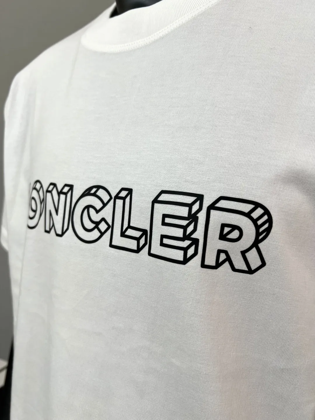 P150 New version of MONCLER for masked mouth, official and official 3D letter printed armband short sleeves are synchronized, the details match the official version, and the size of the logo is strictly controlled , standard size, stitching details are in sync with the official version; Made of 240g double yarn 100% cotton fabric, imported woven thread, collar bone is not easy to deform, factory high temperature washing process, the fabric is soft and breathable, does not shrink, NCF washing mark identification, details are in place and the upper body is good-looking, European size version, loose and suitable, color: black, white, size XS-L
