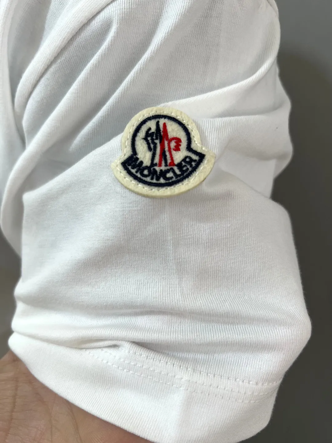 P150 New version of MONCLER for masked mouth, official and official 3D letter printed armband short sleeves are synchronized, the details match the official version, and the size of the logo is strictly controlled , standard size, stitching details are in sync with the official version; Made of 240g double yarn 100% cotton fabric, imported woven thread, collar bone is not easy to deform, factory high temperature washing process, the fabric is soft and breathable, does not shrink, NCF washing mark identification, details are in place and the upper body is good-looking, European size version, loose and suitable, color: black, white, size XS-L