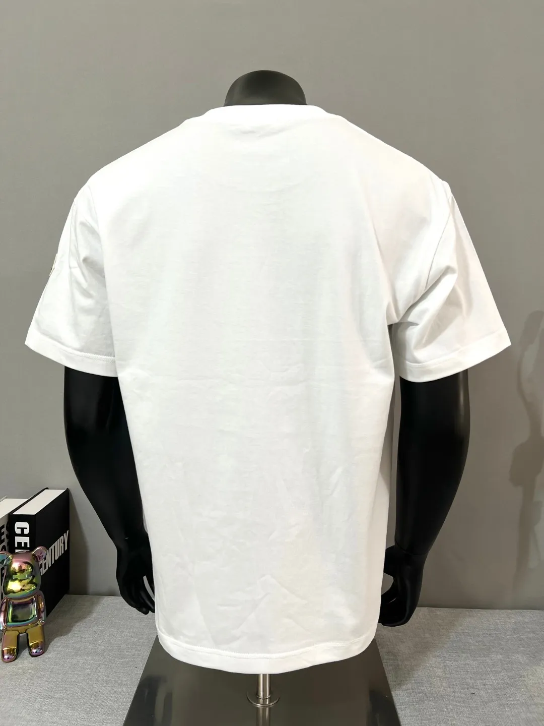 P150 New version of MONCLER for masked mouth, official and official 3D letter printed armband short sleeves are synchronized, the details match the official version, and the size of the logo is strictly controlled , standard size, stitching details are in sync with the official version; Made of 240g double yarn 100% cotton fabric, imported woven thread, collar bone is not easy to deform, factory high temperature washing process, the fabric is soft and breathable, does not shrink, NCF washing mark identification, details are in place and the upper body is good-looking, European size version, loose and suitable, color: black, white, size XS-L
