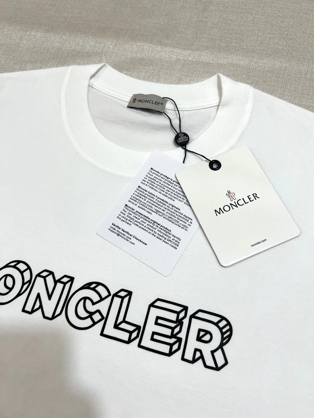 P150 New version of MONCLER for masked mouth, official and official 3D letter printed armband short sleeves are synchronized, the details match the official version, and the size of the logo is strictly controlled , standard size, stitching details are in sync with the official version; Made of 240g double yarn 100% cotton fabric, imported woven thread, collar bone is not easy to deform, factory high temperature washing process, the fabric is soft and breathable, does not shrink, NCF washing mark identification, details are in place and the upper body is good-looking, European size version, loose and suitable, color: black, white, size XS-L