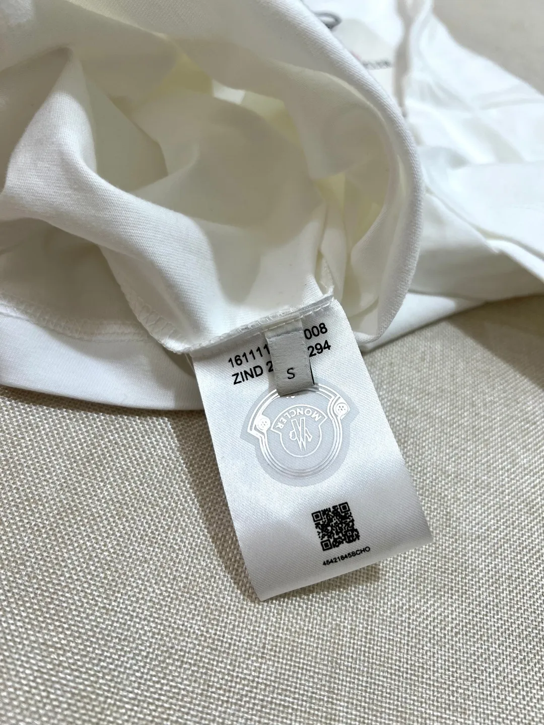 P150 New version of MONCLER for masked mouth, official and official 3D letter printed armband short sleeves are synchronized, the details match the official version, and the size of the logo is strictly controlled , standard size, stitching details are in sync with the official version; Made of 240g double yarn 100% cotton fabric, imported woven thread, collar bone is not easy to deform, factory high temperature washing process, the fabric is soft and breathable, does not shrink, NCF washing mark identification, details are in place and the upper body is good-looking, European size version, loose and suitable, color: black, white, size XS-L