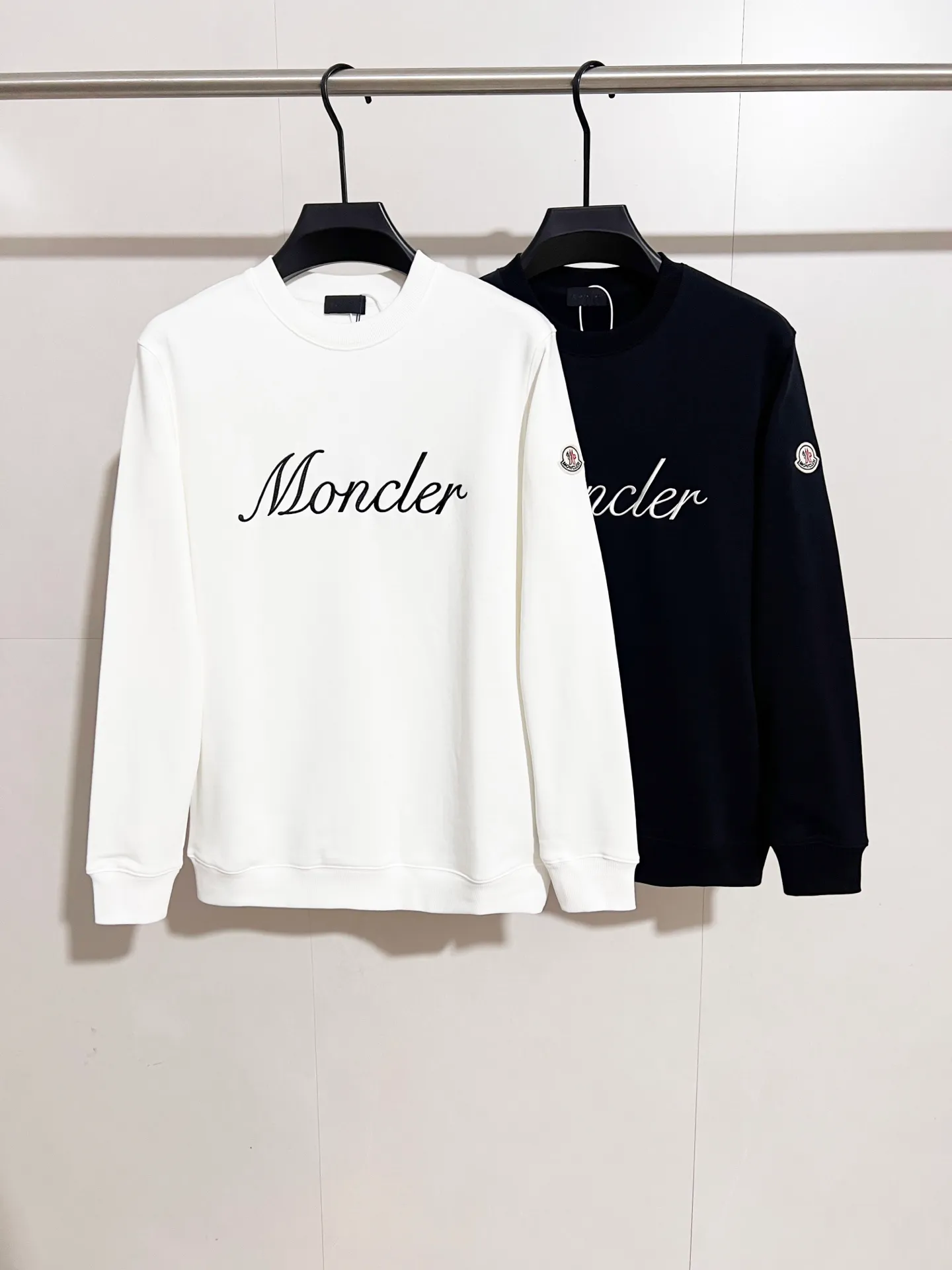 P290 ZP version) - Moncler Mouth Mouth 25 official website is new simultaneously. Letter embroidered armband badge round neck sweatshirt for men and women - Exclusive model. Made of original version custom-woven and dyed 480g bolin fabric. Thread thickening and dyeing in the same cylinder with zero color difference. Exclusive quality difference currency. Welcome to compare - Color: black white - Size: S M L XL