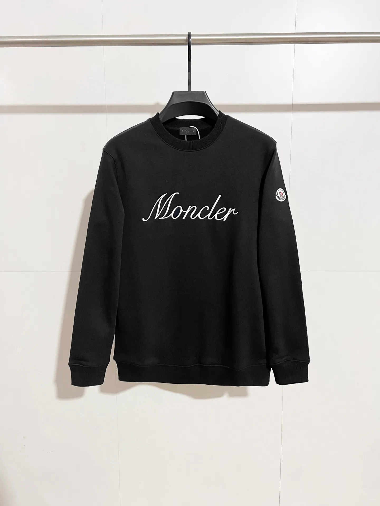 P290 ZP version) - Moncler Mouth Mouth 25 official website is new simultaneously. Letter embroidered armband badge round neck sweatshirt for men and women - Exclusive model. Made of original version custom-woven and dyed 480g bolin fabric. Thread thickening and dyeing in the same cylinder with zero color difference. Exclusive quality difference currency. Welcome to compare - Color: black white - Size: S M L XL