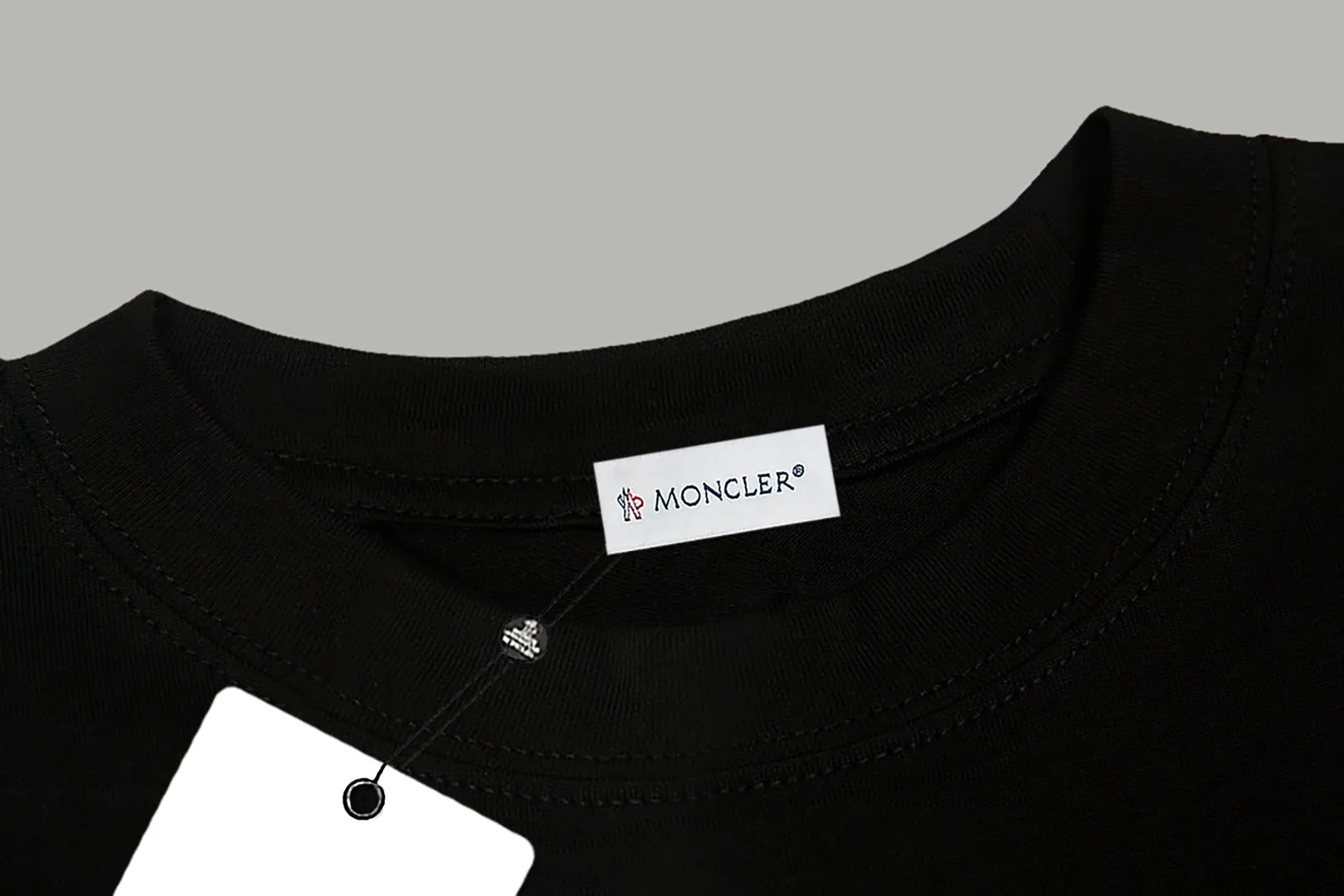 Moncler White - Size: S M L  - Accessories: The original accessories are complete with one to one and three standards, os off-shoulder version, same style for men and women, official website quality - no gender distinction, same style for men and women